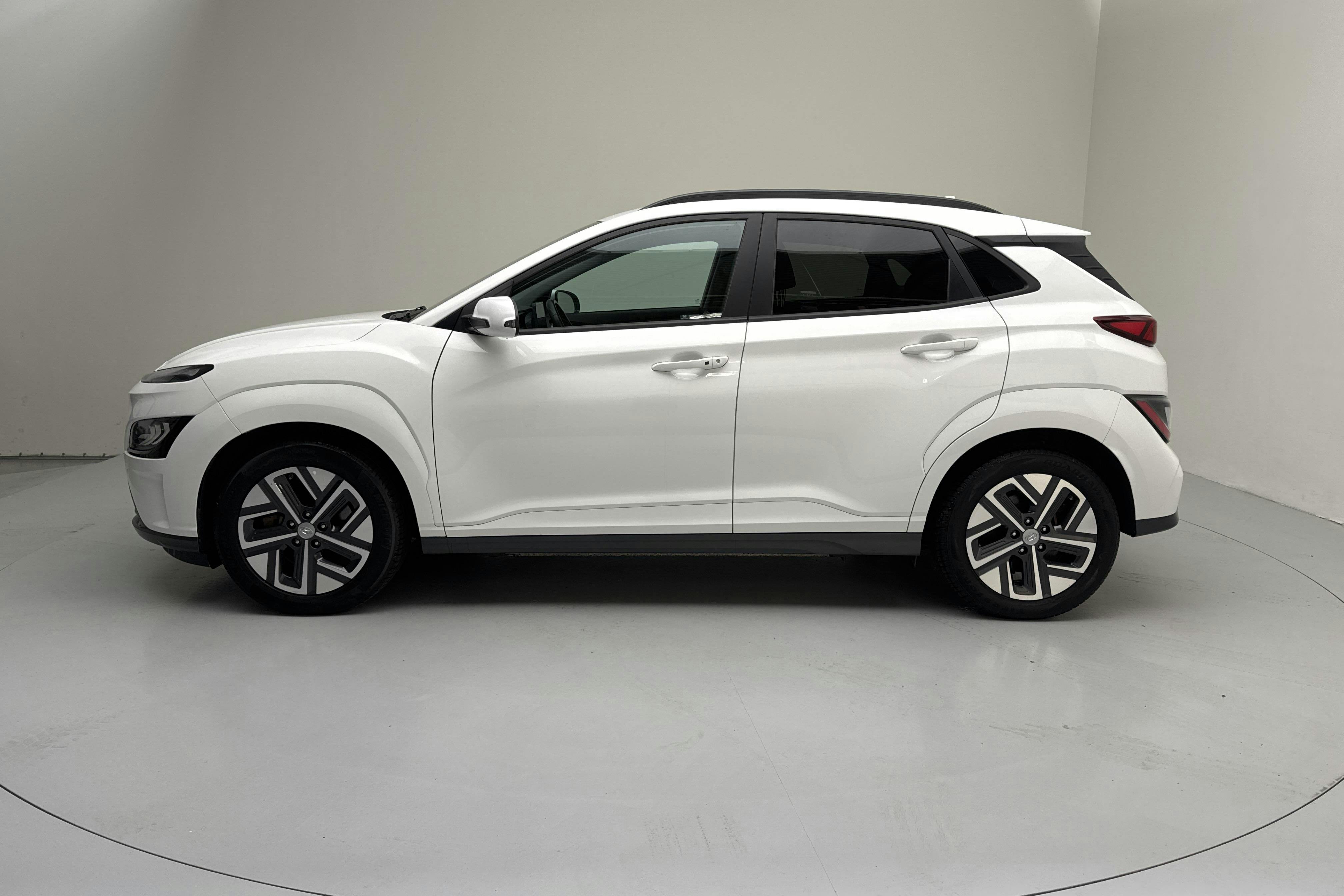 Presentationsfoto 2 av 16: Hyundai Kona Electric 64kWh (204hk) - 5 797 mil - Automat - vit - 2021
