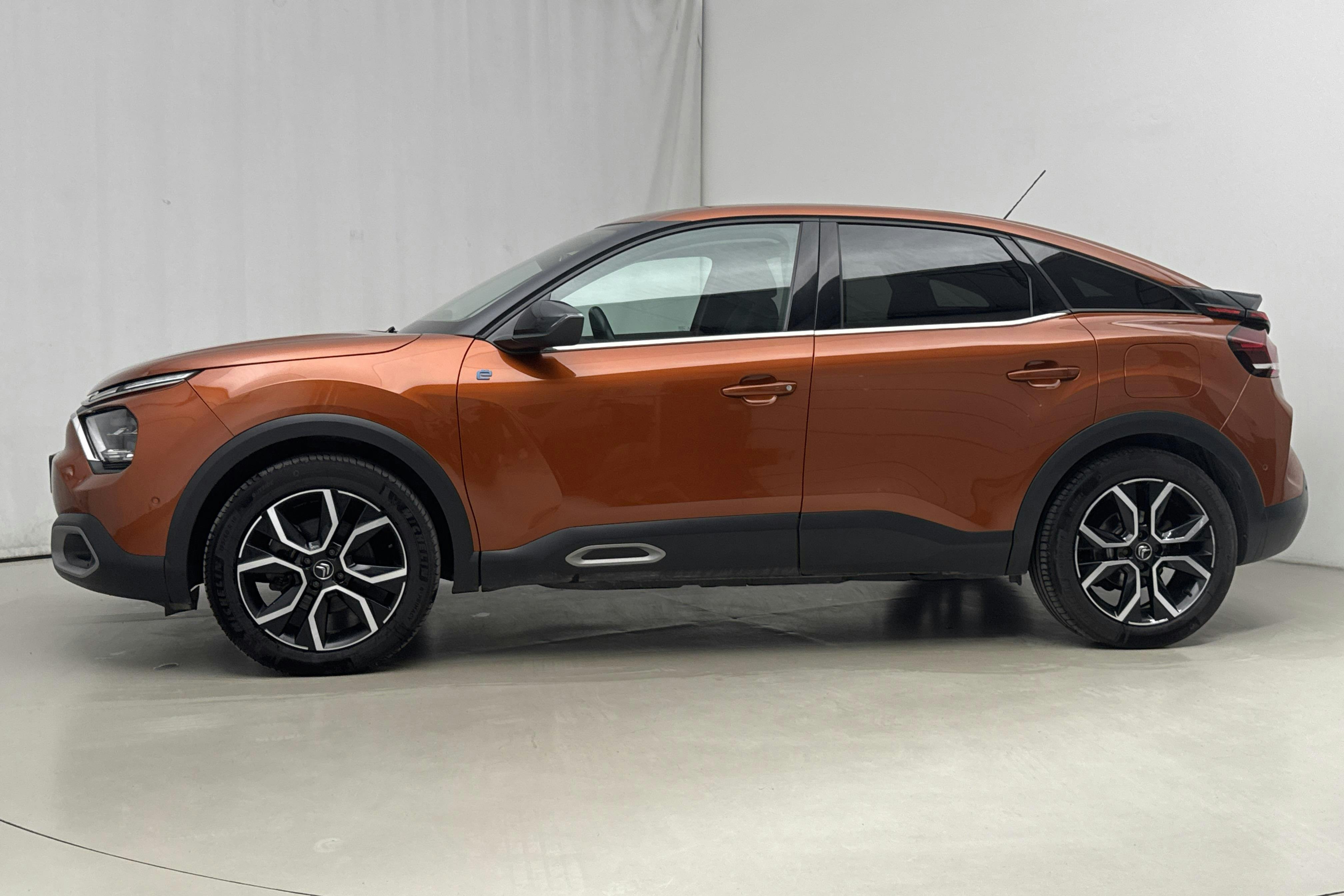Presentationsfoto 2 av 18: Citroën e-C4 50 kWh (136hk) - 6 803 mil - Automat - orange - 2022