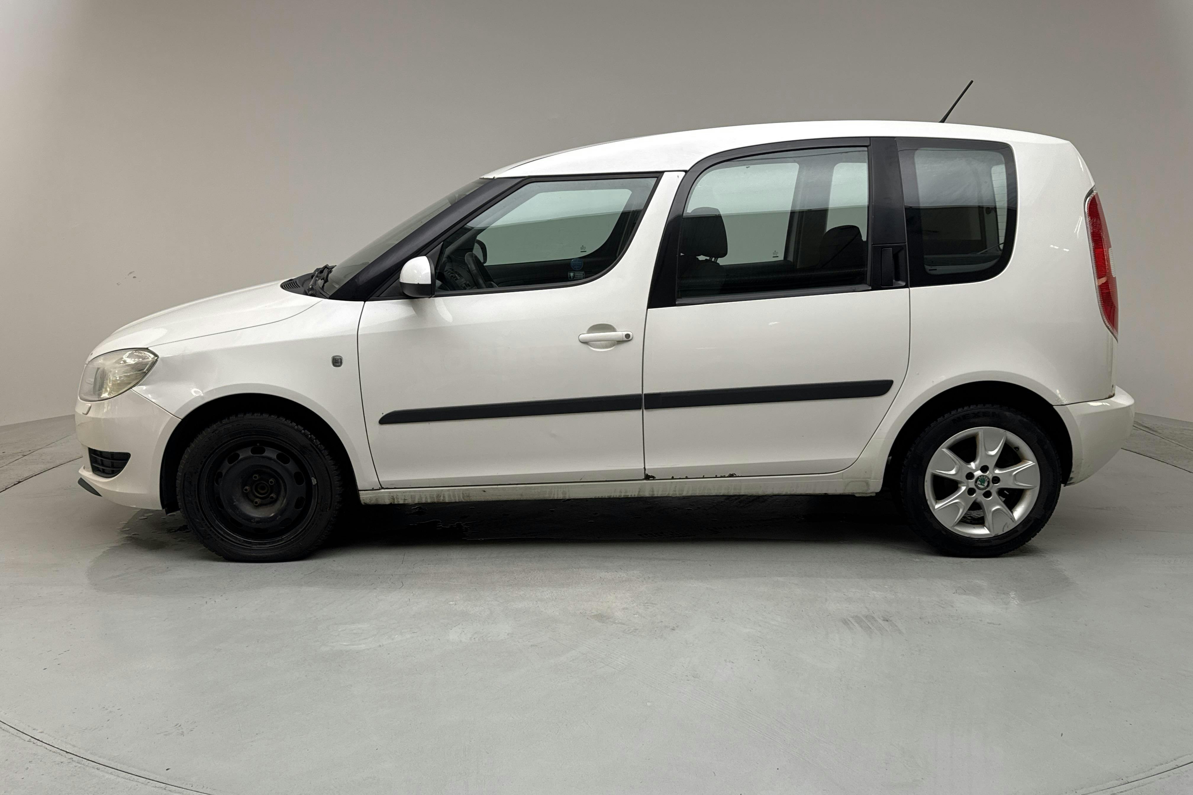 Presentation photo 2 of 11: Skoda Roomster 1.2 TDI Greenline (75hk) - 354 210 km - Manual - white - 2012