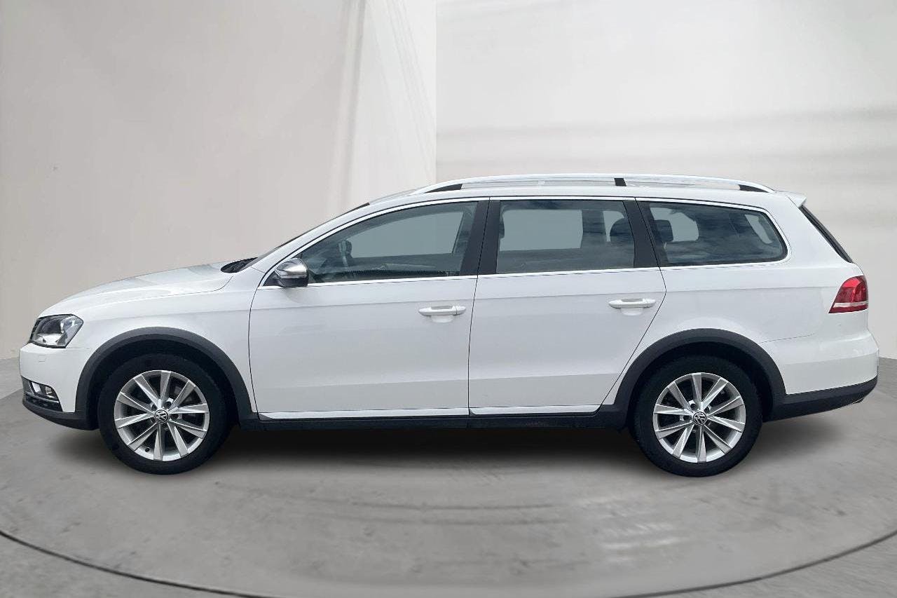 Presentationsfoto 2 av 13: VW Passat Alltrack 2.0 TDI BlueMotion Technology 4Motion (170hk) - 7 499 mil - Automat - vit - 2013