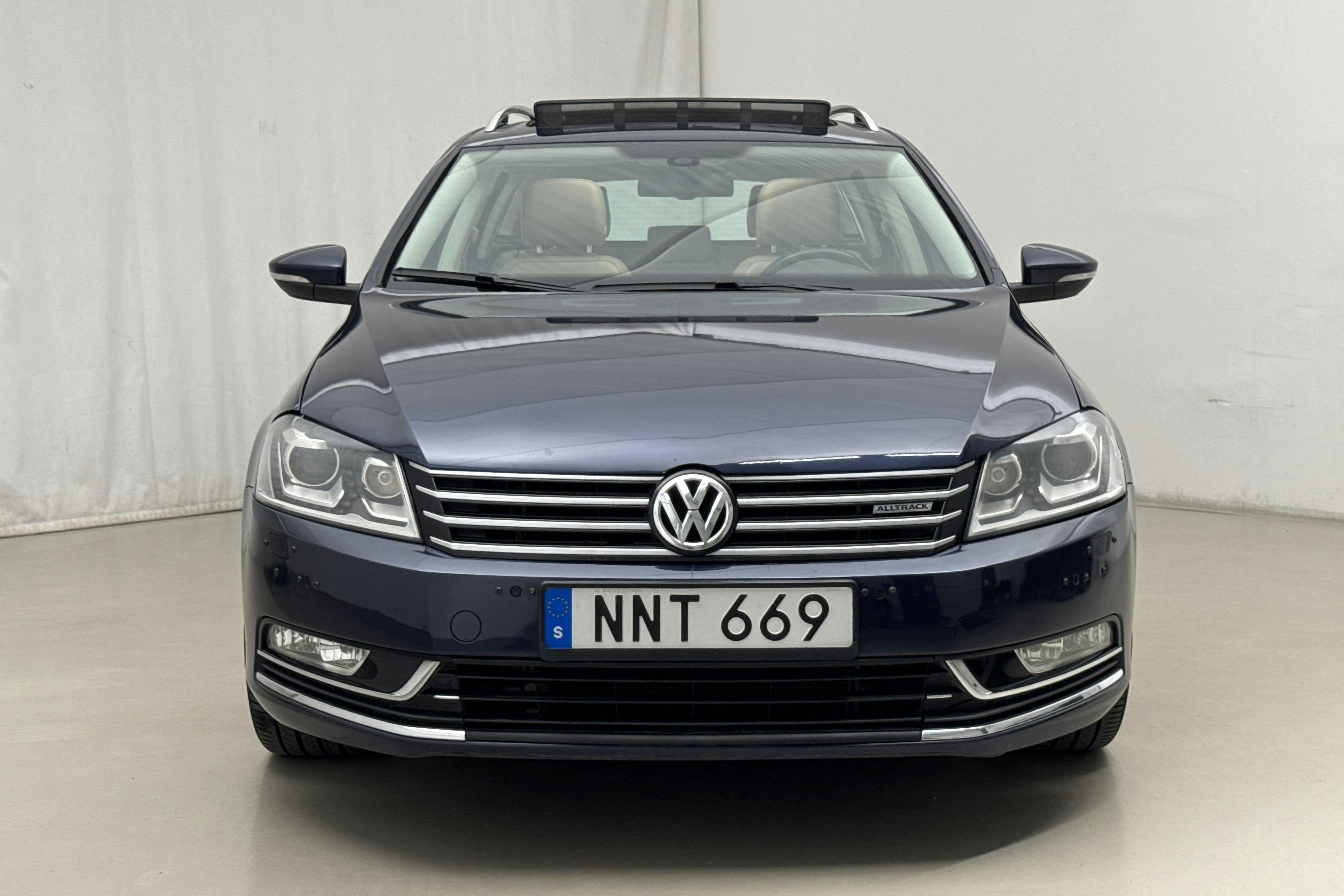 VW Passat 3.6 V6 Variant 4Motion (300hk) - 19 163 mil - Automat - Dark Blue - 2012