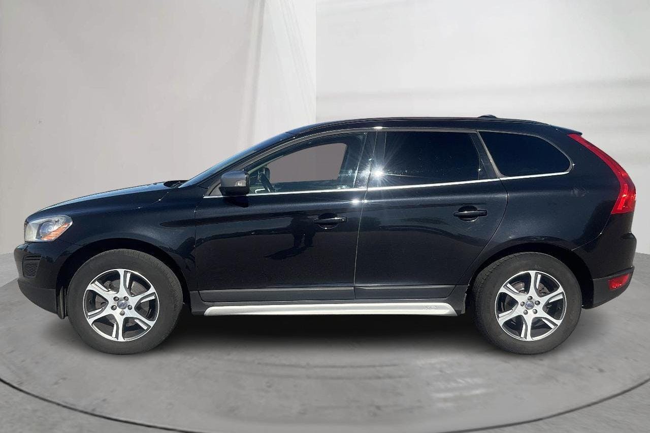 Presentationsfoto 2 av 14: Volvo XC60 D4 AWD (163hk) - 28 785 mil - Manuell - svart - 2013