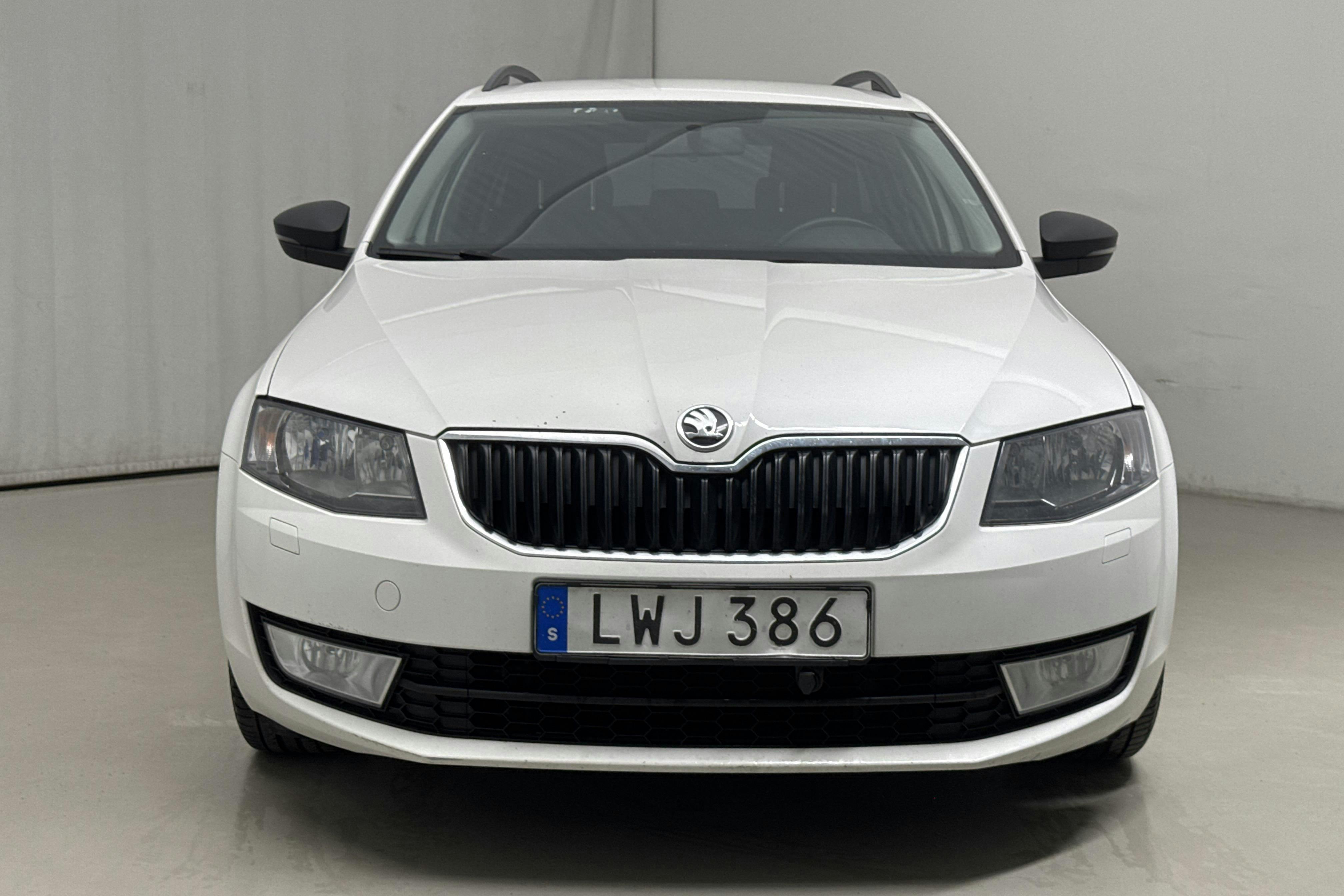 Skoda Octavia III 1.6 TDI GreenLine CR Combi (110hk) - 214 100 km - Automatic - white - 2016