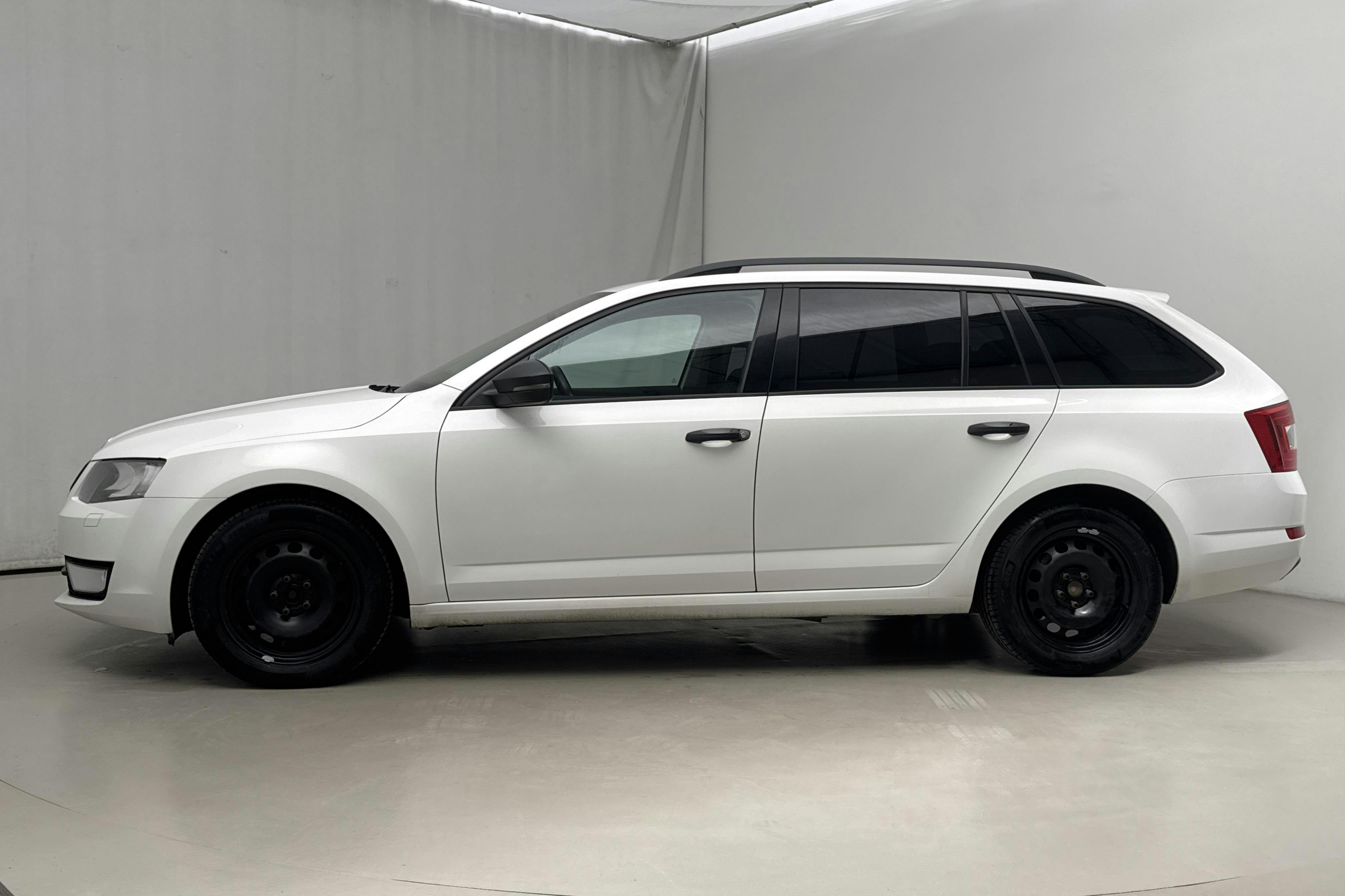 Presentation photo 2 of 13: Skoda Octavia III 1.6 TDI GreenLine CR Combi (110hk) - 214 100 km - Automatic - white - 2016