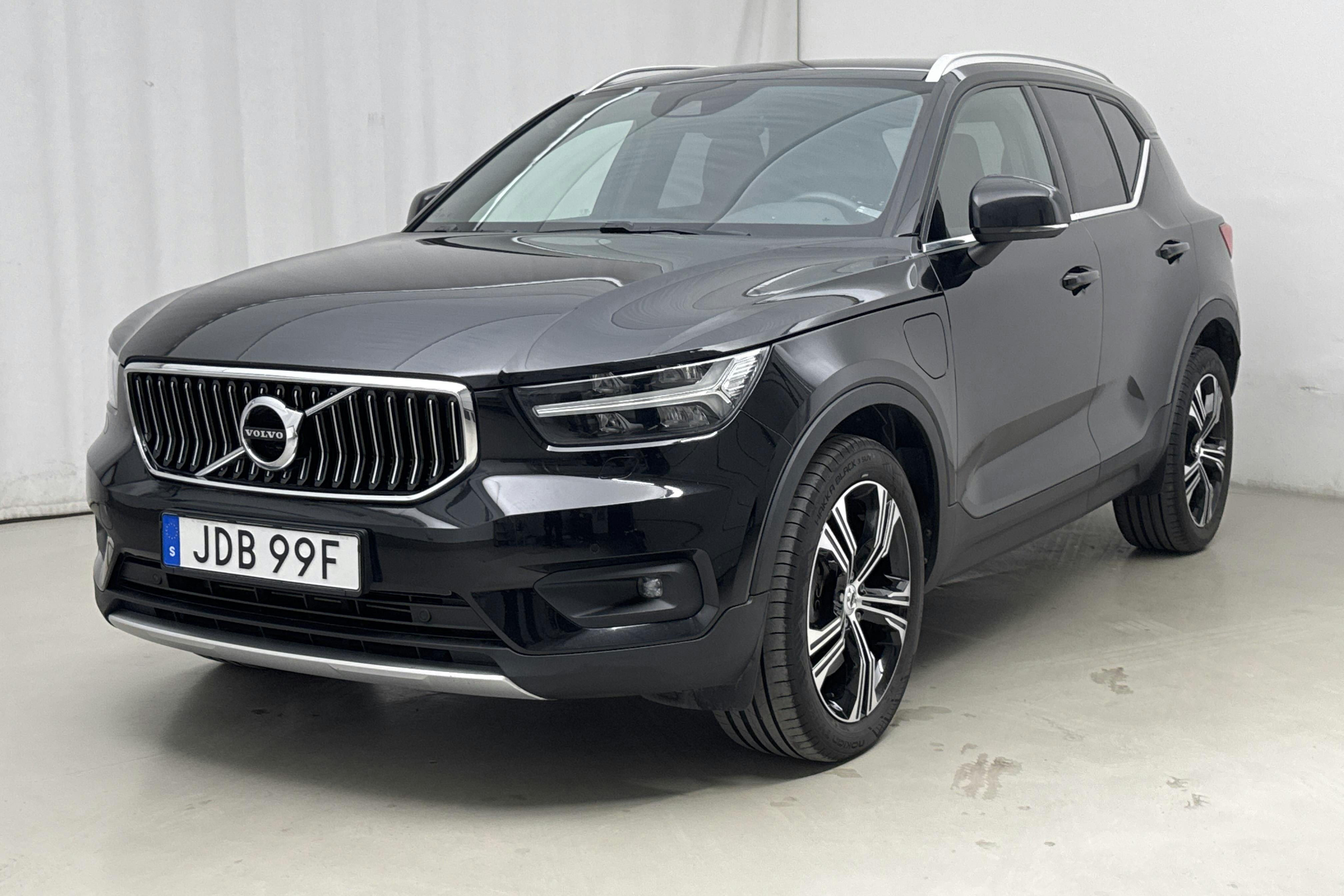 Esitlusfoto 1 aadressil 21: Volvo XC40 T5 2WD Twin Engine (262hk) - 104 140 km - Automaatne - must - 2020