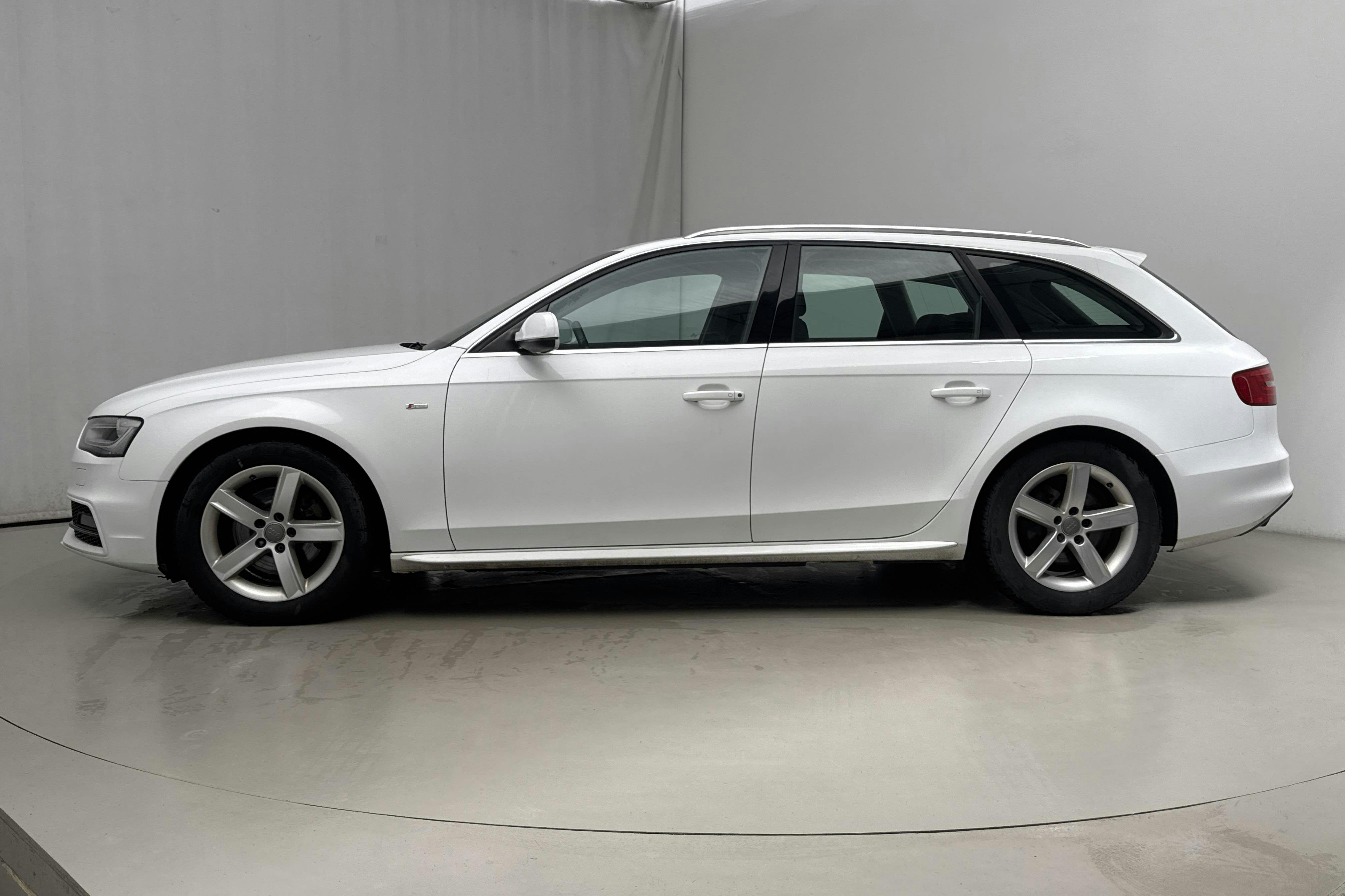 Esitlusfoto 2 aadressil 13: Audi A4 2.0 TDI clean diesel Avant (150hk) - 191 690 km - Käsitsi - valge - 2015