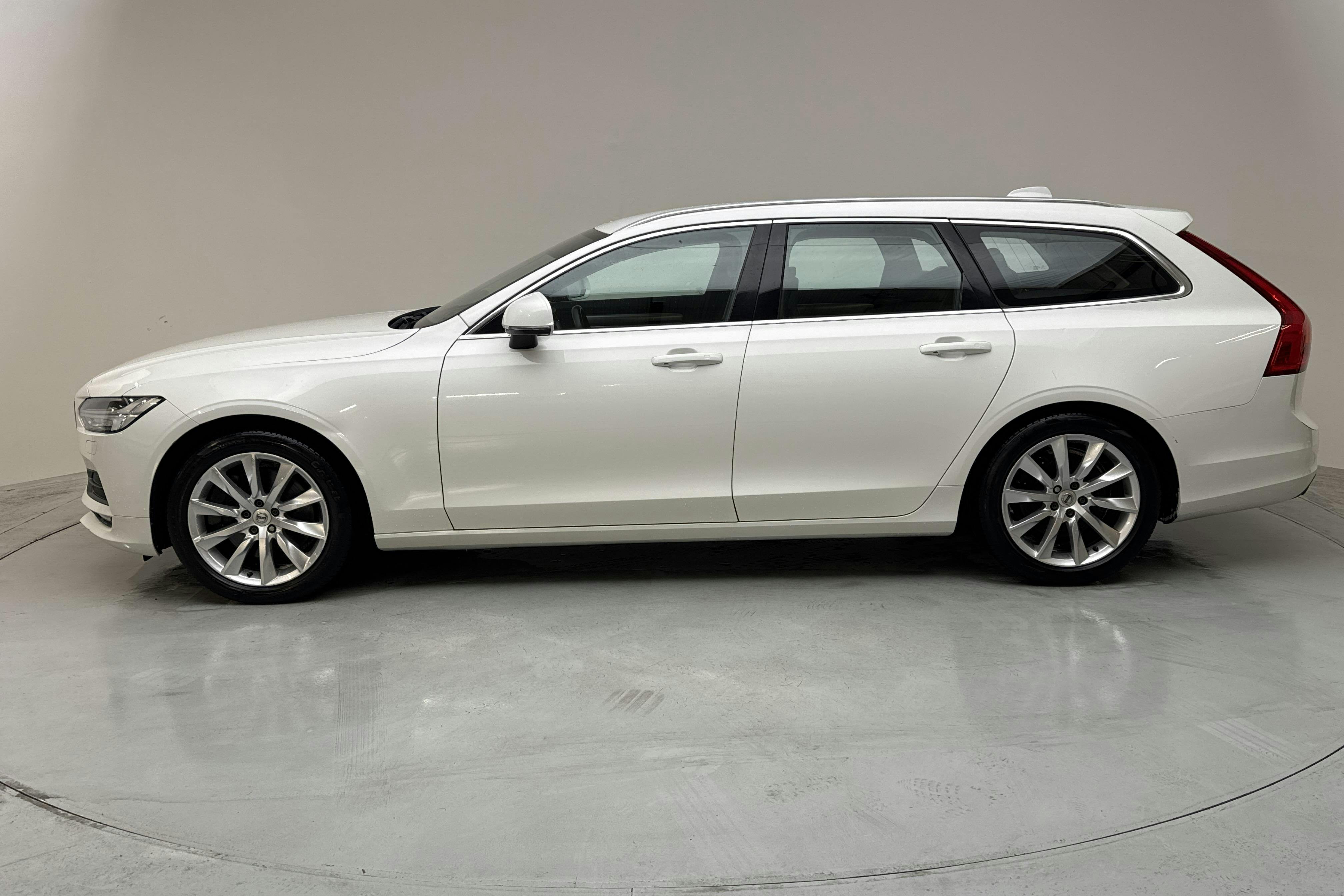 Esitlusfoto 2 aadressil 13: Volvo V90 T4 (190hk) - 203 760 km - Automaatne - valge - 2018