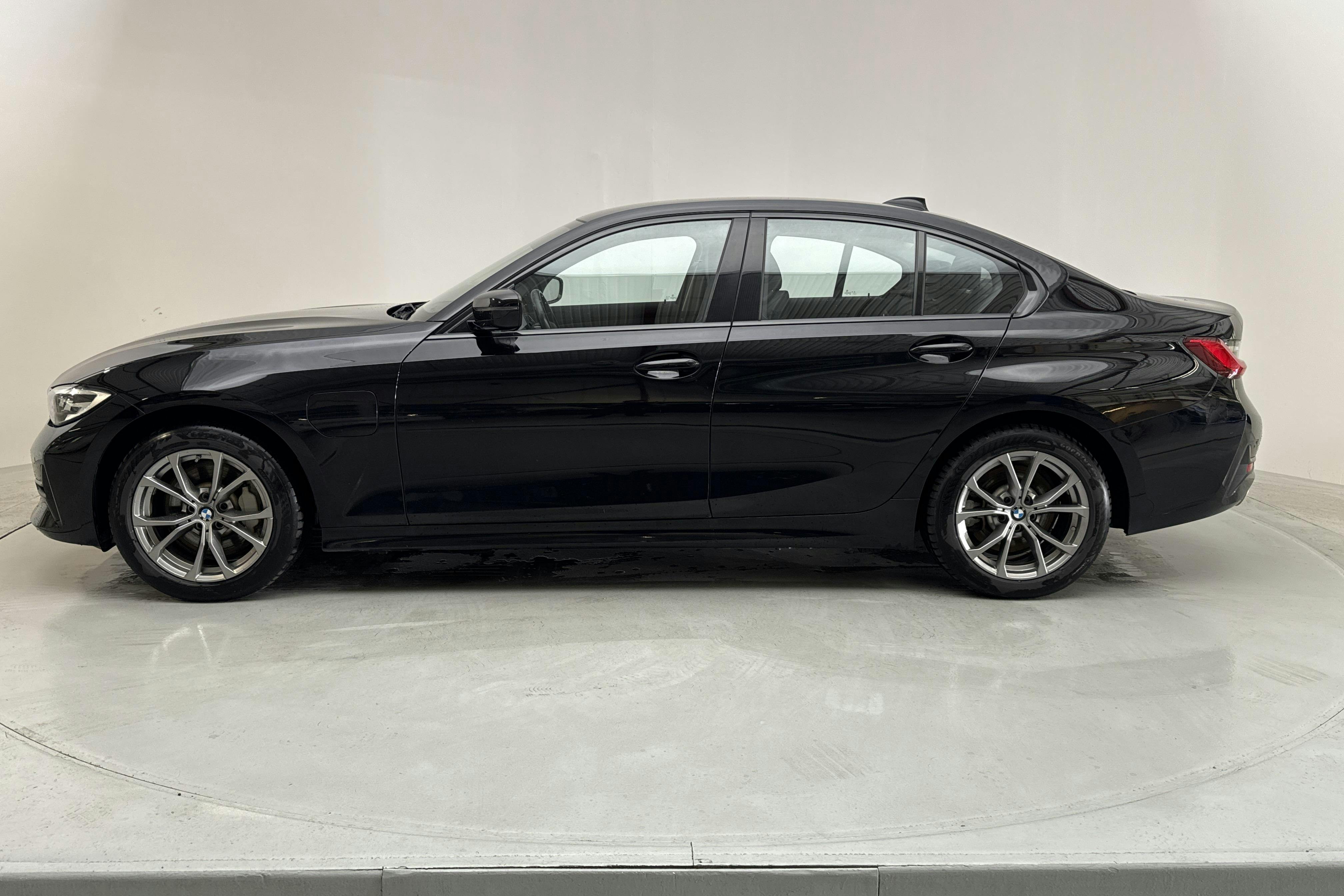 Esitlusfoto 2 aadressil 16: BMW 330e xDrive Sedan, G20 (292hk) - 80 600 km - Automaatne - must - 2021