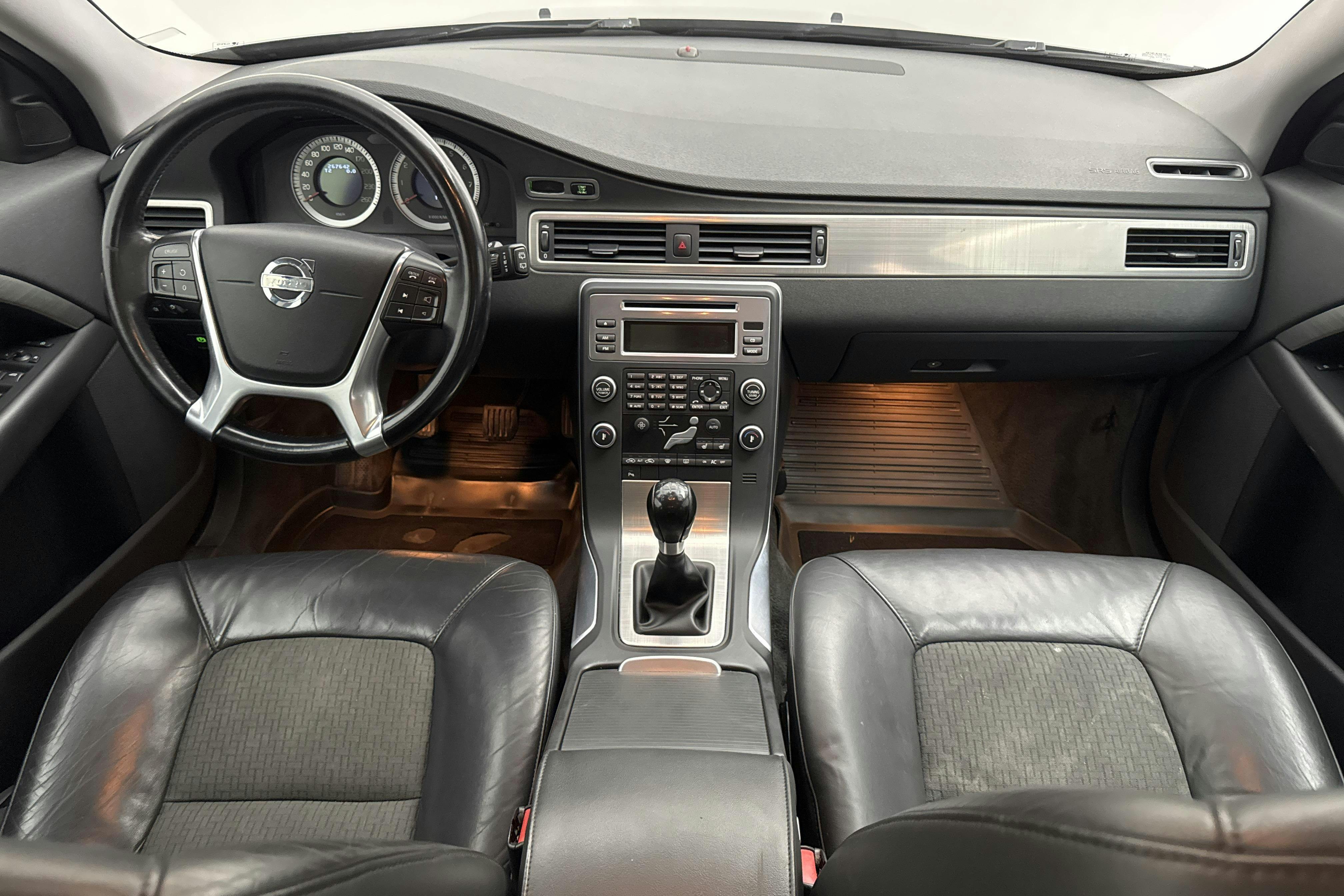 Volvo V70 II 2.0F (145hk) - 267 640 km - Käsitsi - hall - 2011