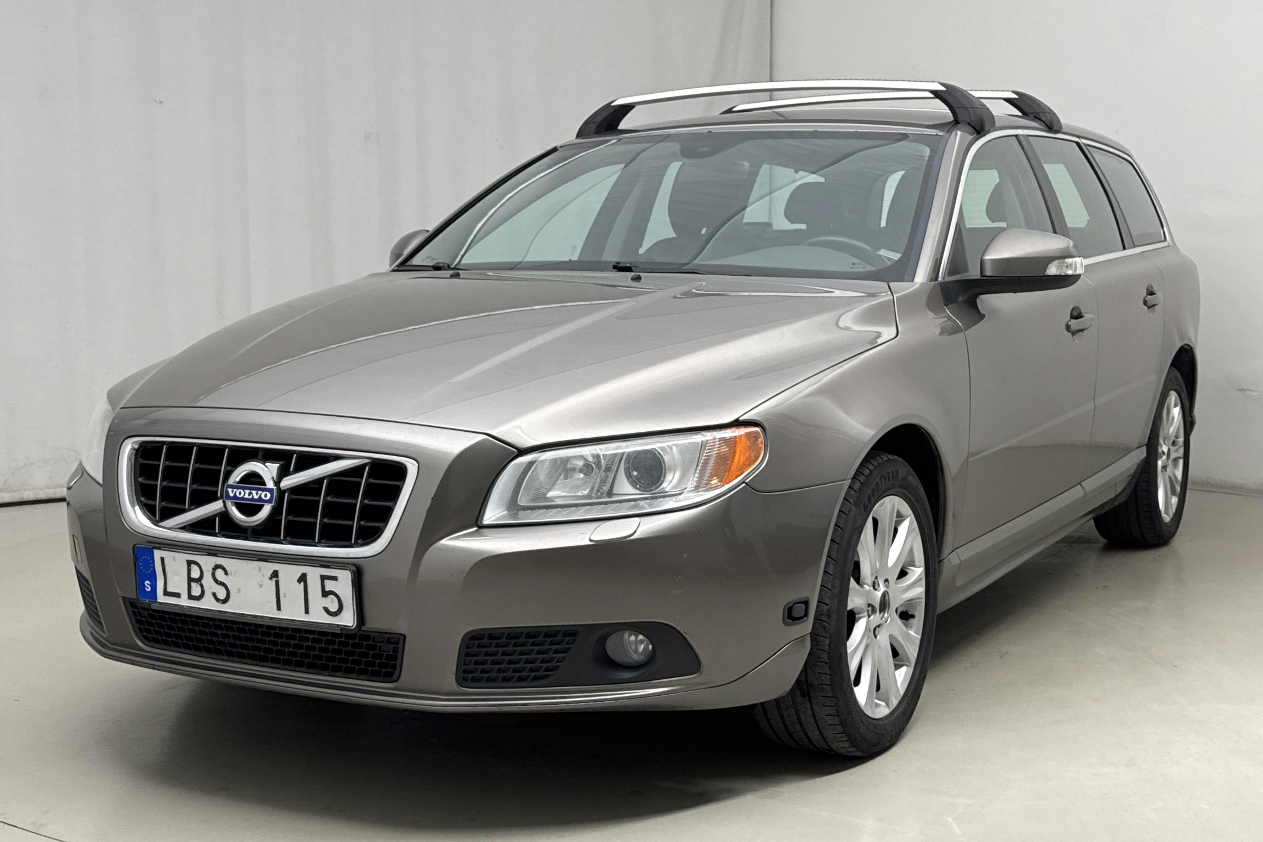 Volvo V70 II 2.0F (145hk) - 26 764 mil - Manuell - grå - 2011