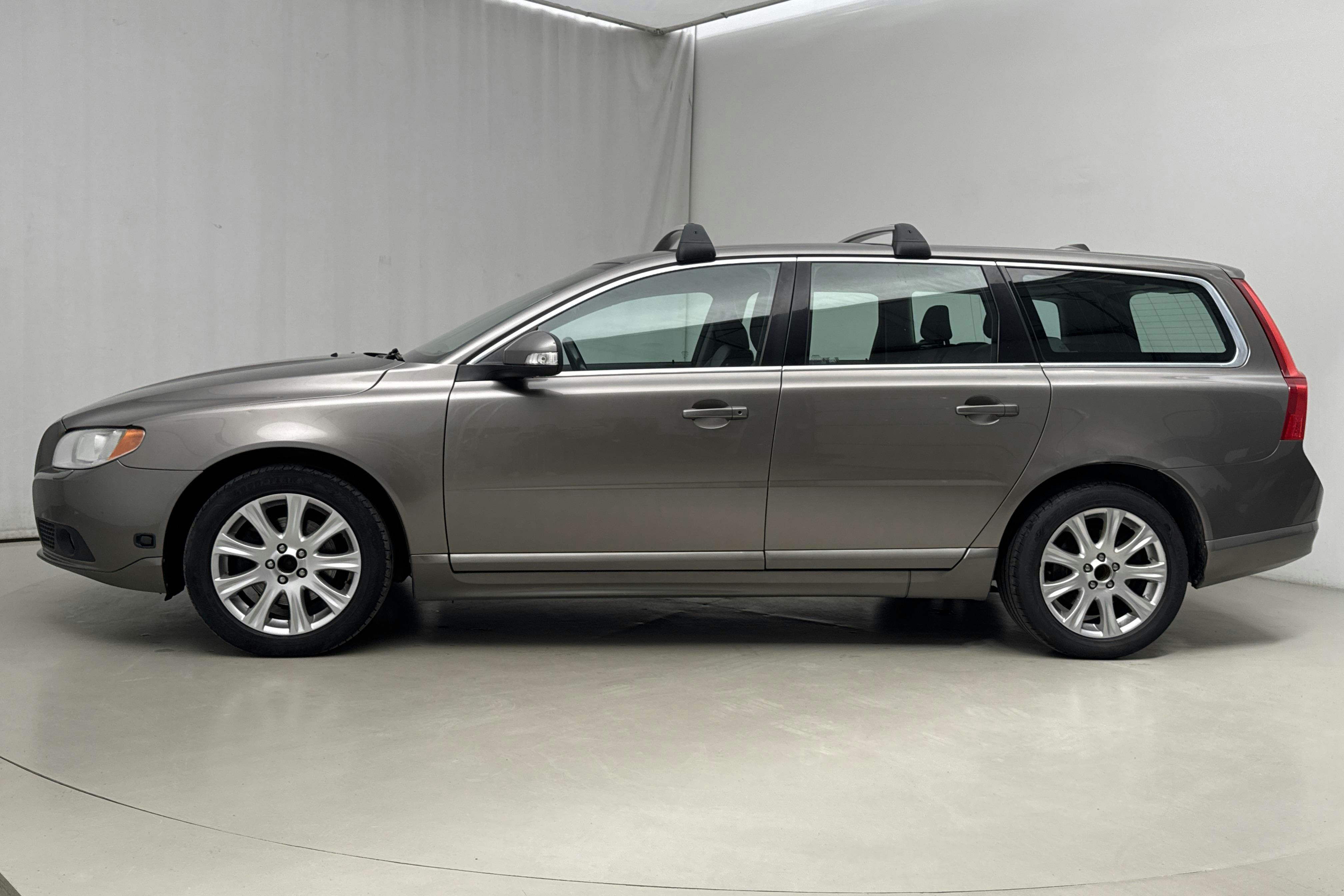 Esitlusfoto 2 aadressil 13: Volvo V70 II 2.0F (145hk) - 267 640 km - Käsitsi - hall - 2011