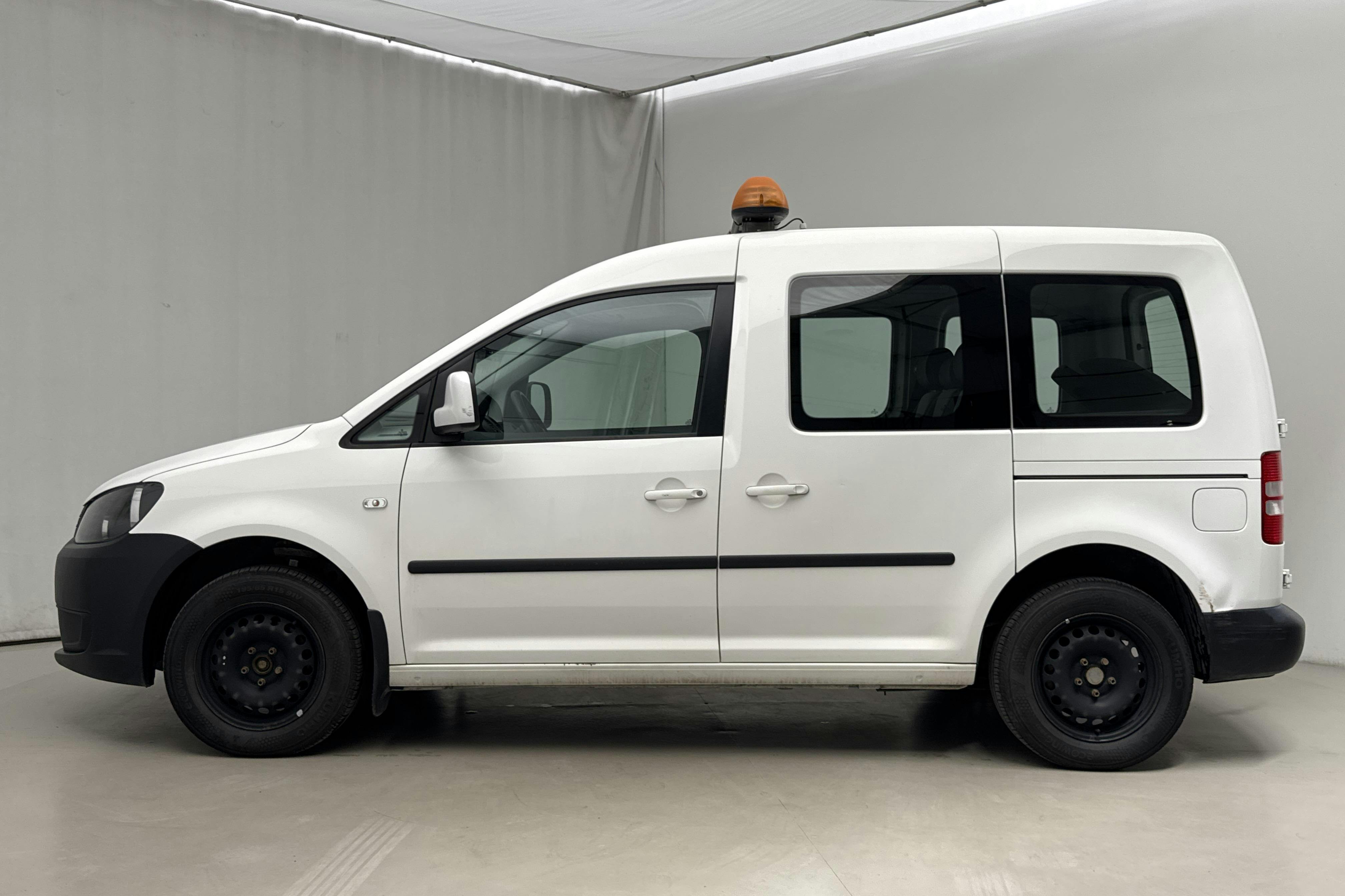 Presentationsfoto 2 av 15: VW Caddy Life 1.6 TDI (102hk) - 13 303 mil - Automat - vit - 2014