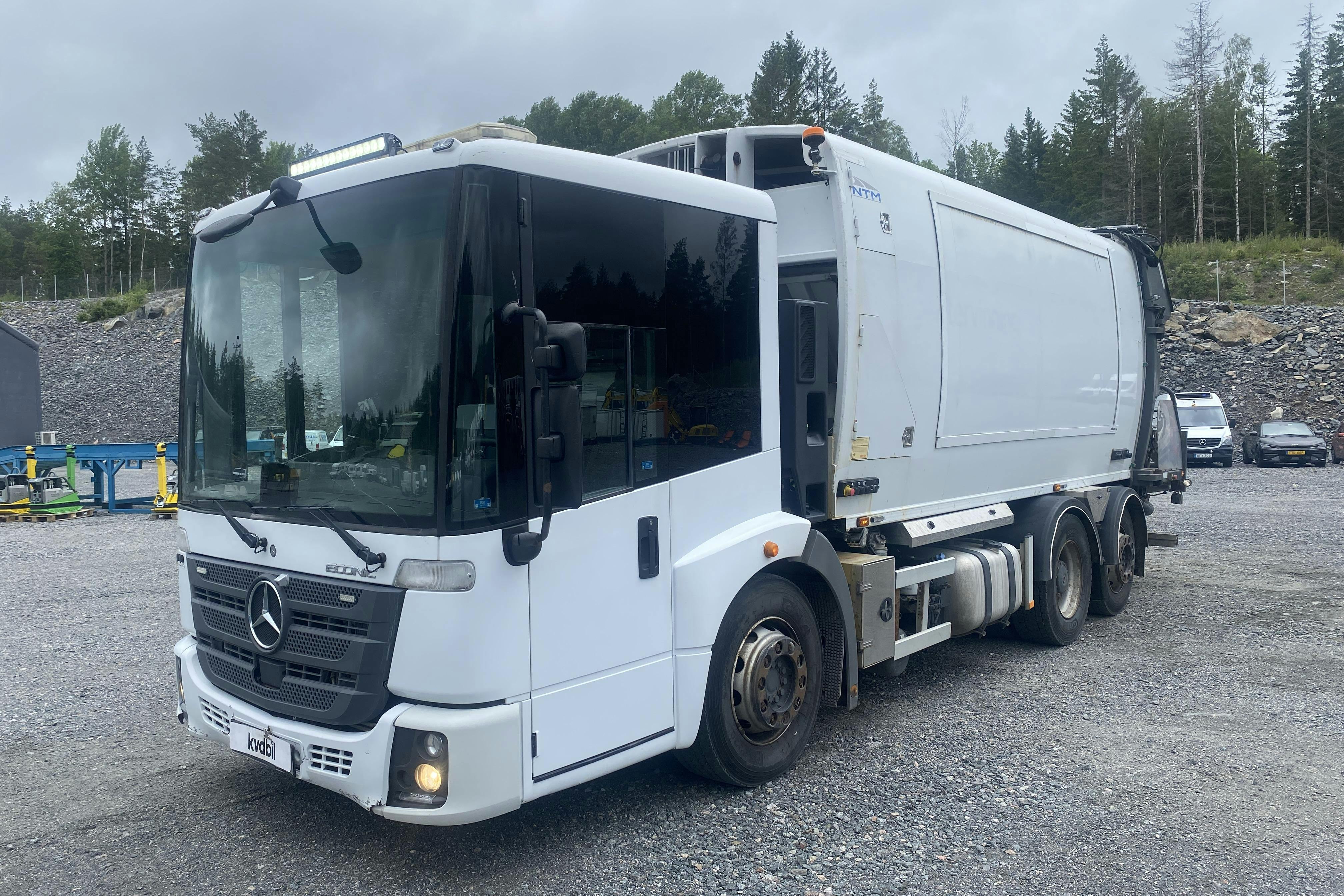 MERCEDES ECONIC - 146 020 km - Automat - vit - 2017