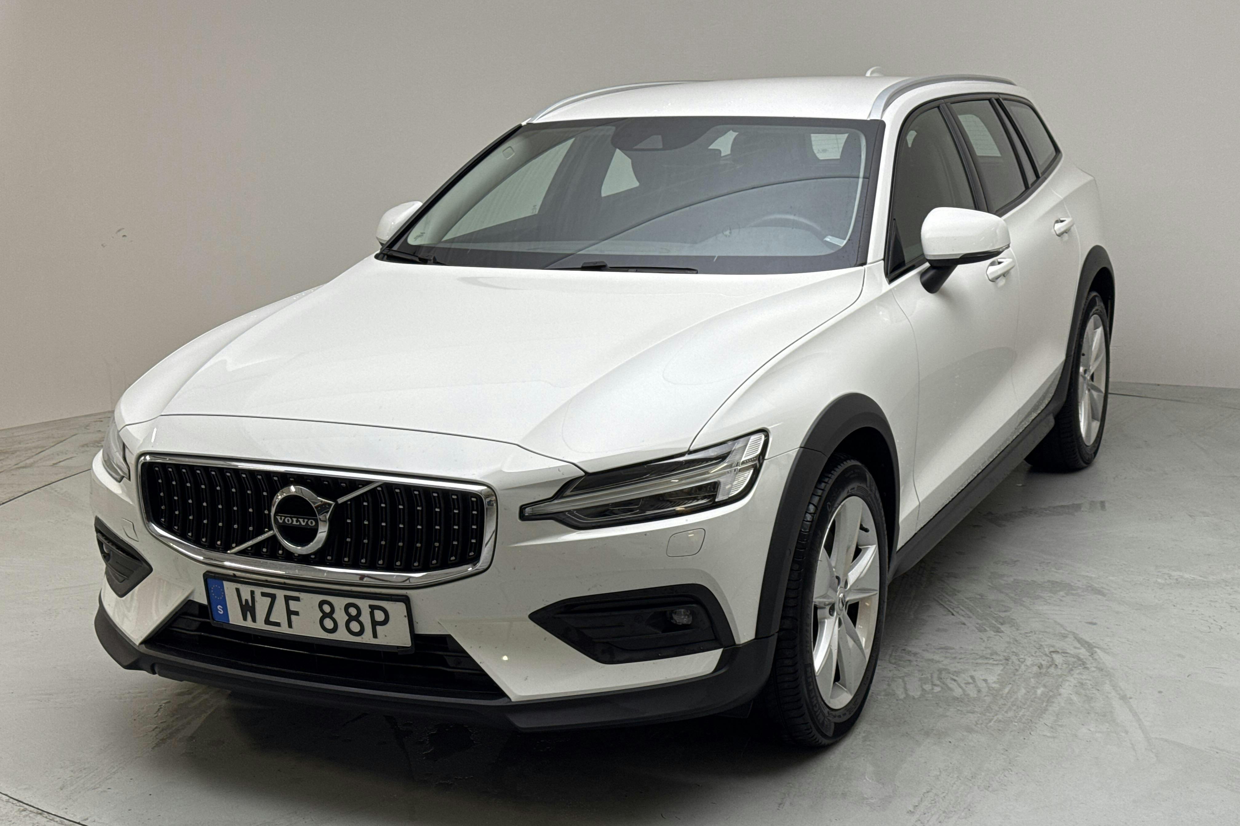 Esitlusfoto 1 aadressil 15: Volvo V60 B4 Cross Country AWD Mildhybrid, Diesel (197hk) - 62 410 km - Automaatne - valge - 2022