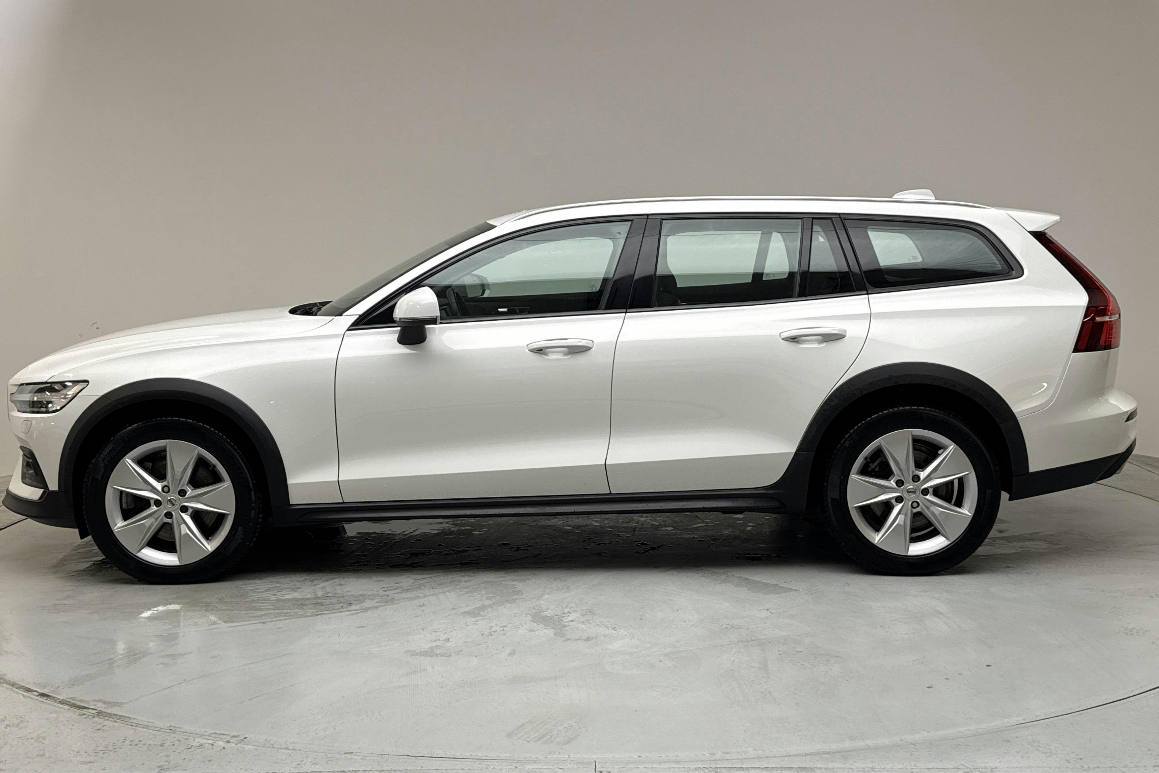Esitlusfoto 2 aadressil 15: Volvo V60 B4 Cross Country AWD Mildhybrid, Diesel (197hk) - 62 410 km - Automaatne - valge - 2022