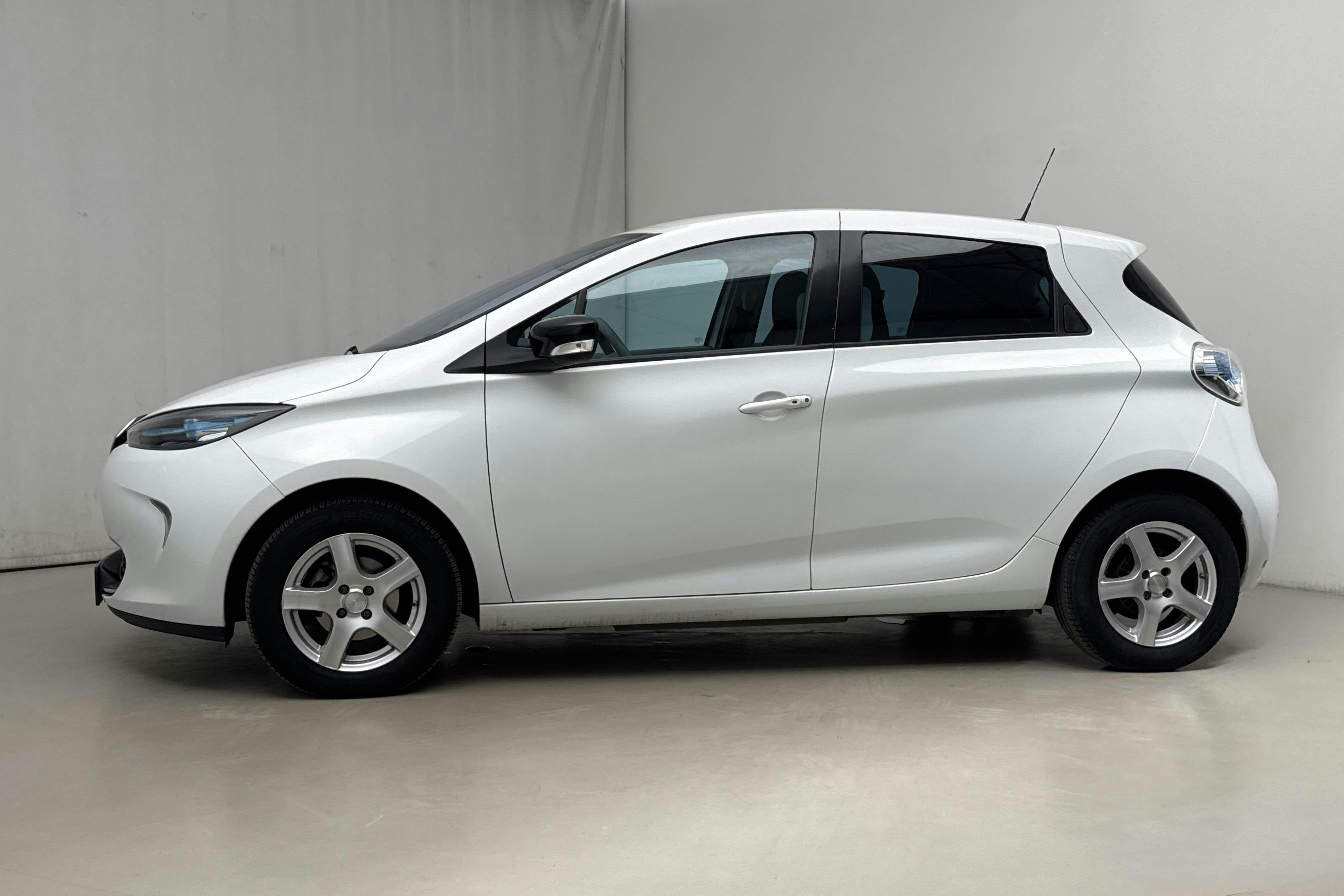Presentationsfoto 2 av 15: Renault Zoe 22 kWh R88 (88hk) - 5 250 mil - Automat - vit - 2016