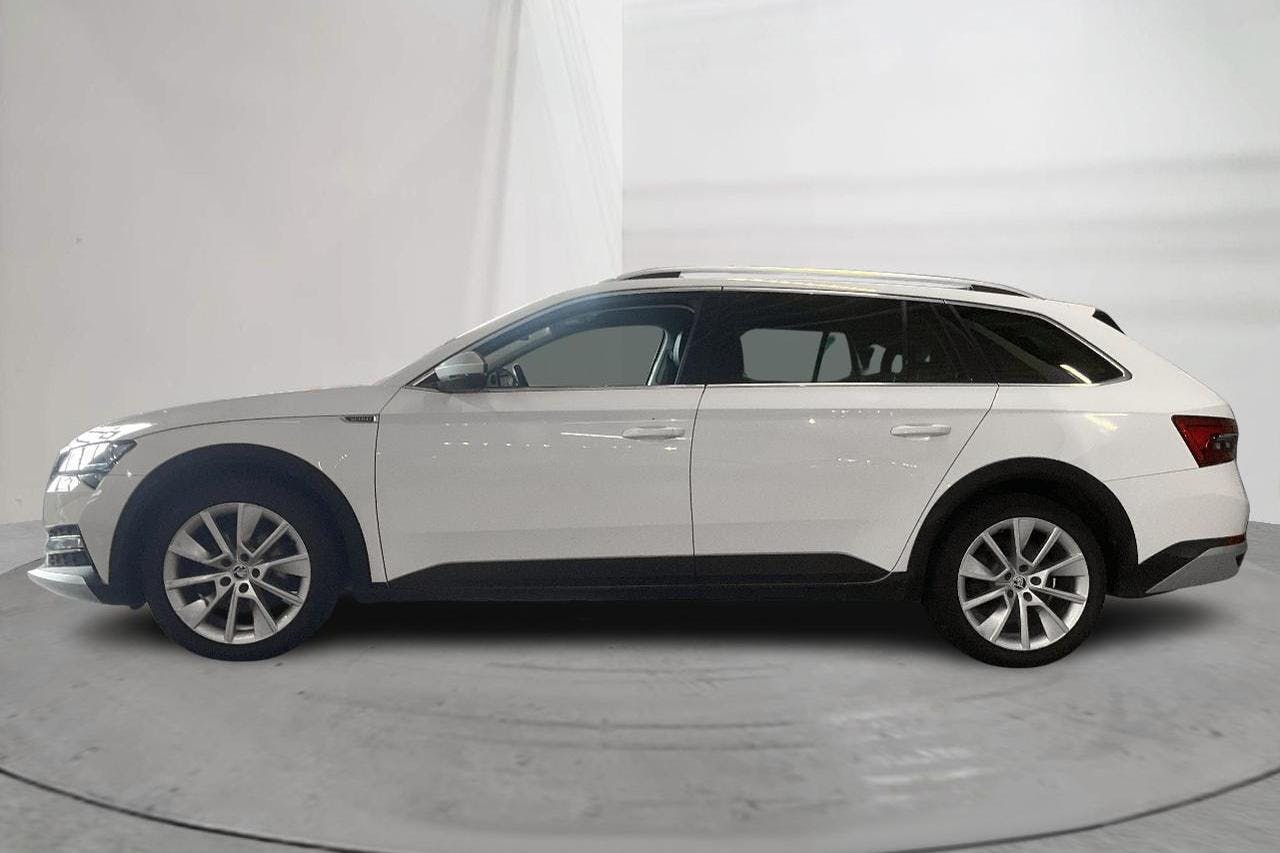 Presentationsfoto 2 av 16: Skoda Superb 2.0 TDI 4x4 Kombi (190hk) - 18 818 mil - Automat - vit - 2020