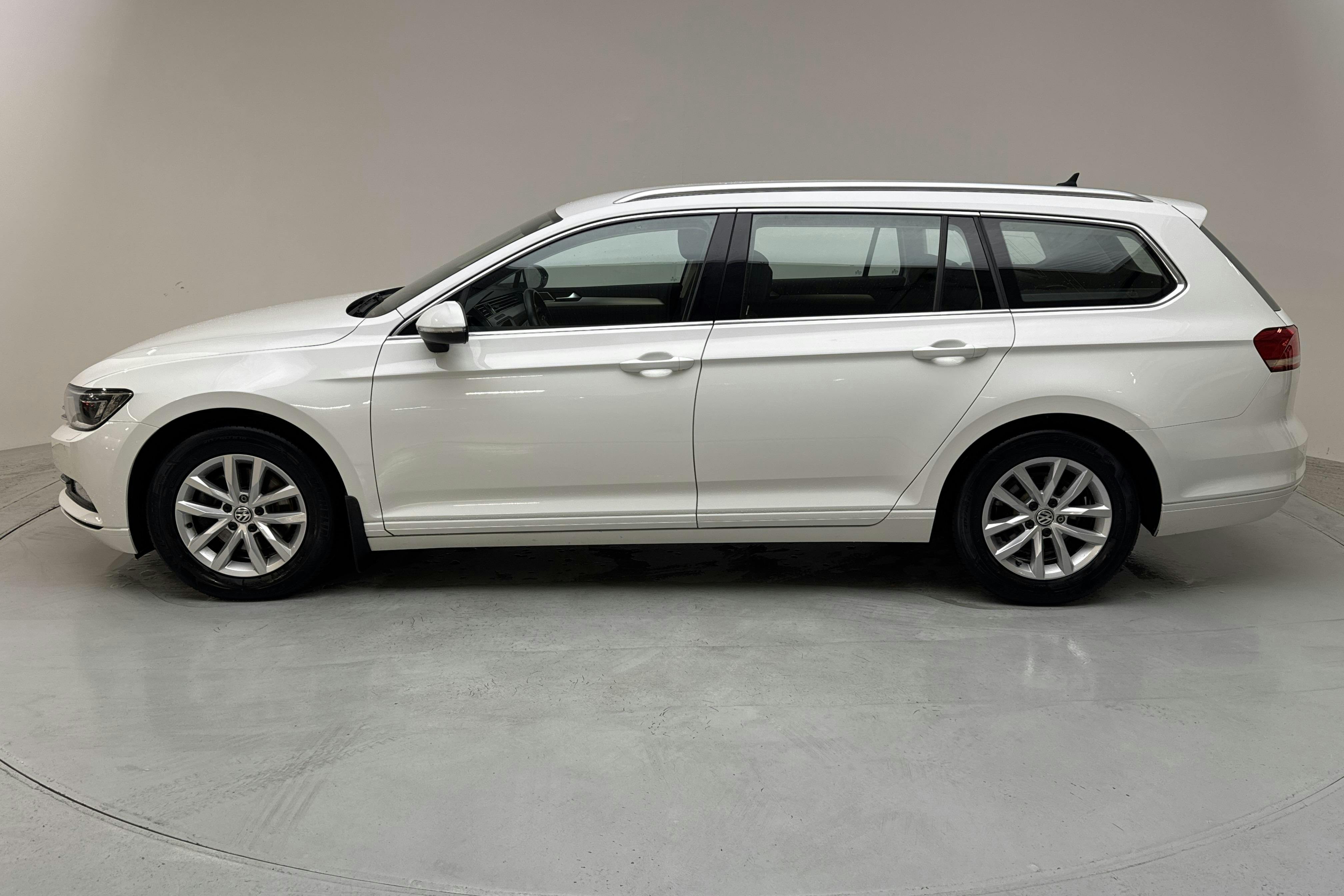 Presentationsfoto 2 av 12: VW Passat 1.5 TSI Sportscombi (150hk) - 9 795 mil - Manuell - vit - 2019