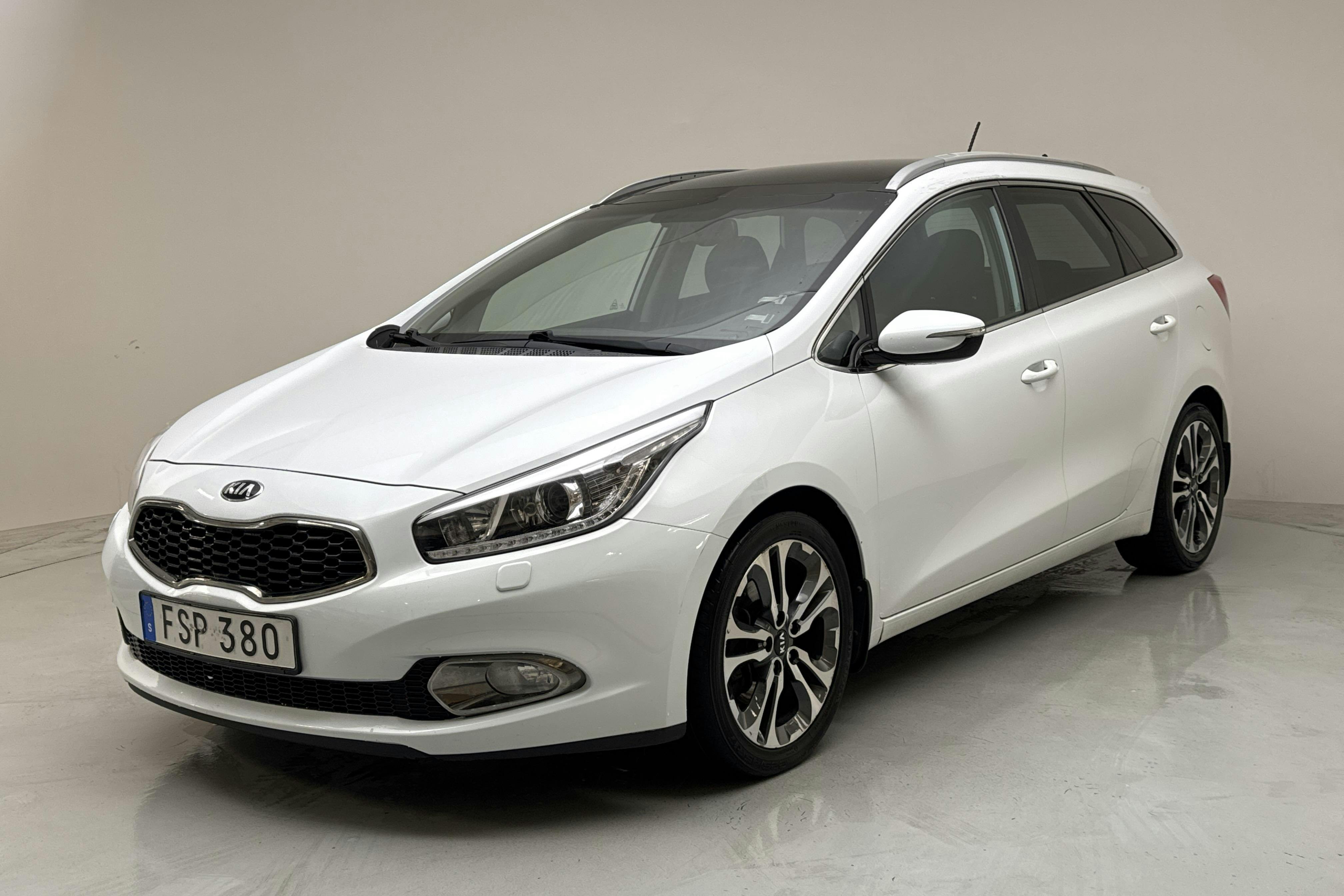 KIA Cee'd 1.6 CRDi SW (128hk) - 126 630 km - Manual - white - 2015
