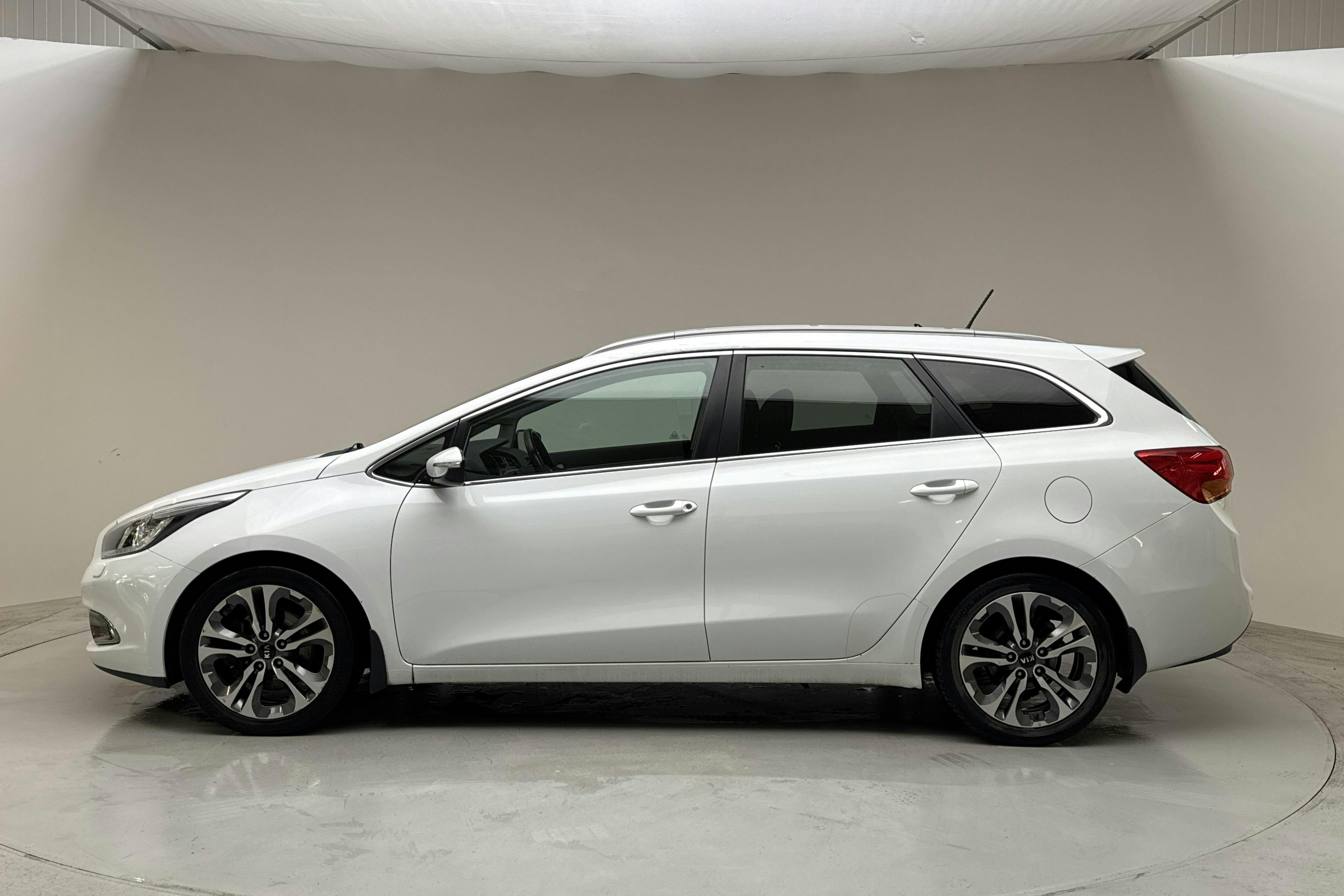 Presentationsfoto 2 av 12: KIA Cee'd 1.6 CRDi SW (128hk) - 12 663 mil - Manuell - vit - 2015