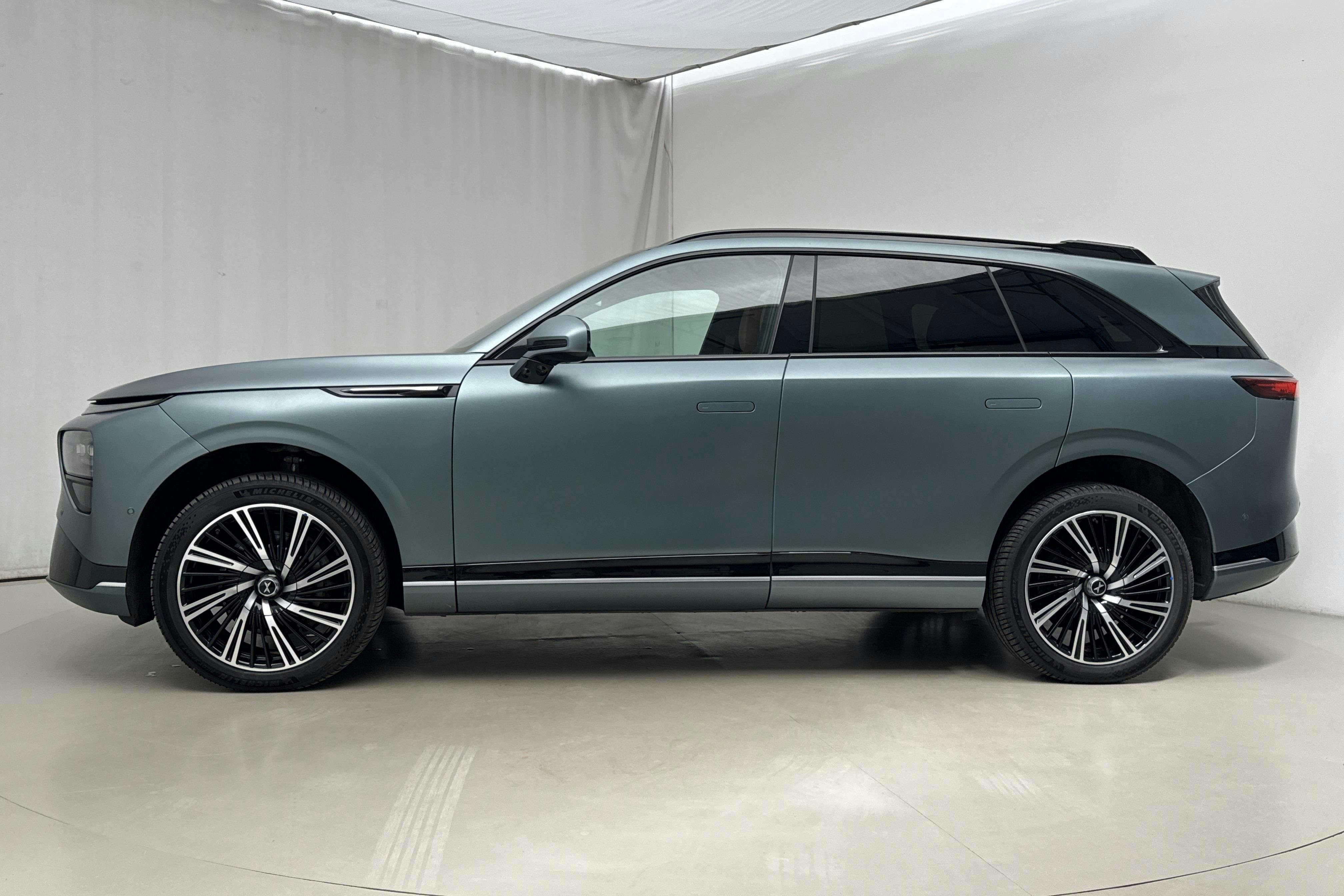 Presentationsfoto 2 av 22: Xpeng G9 AWD Performance (551hk) - 4 313 mil - Automat - grön - 2023
