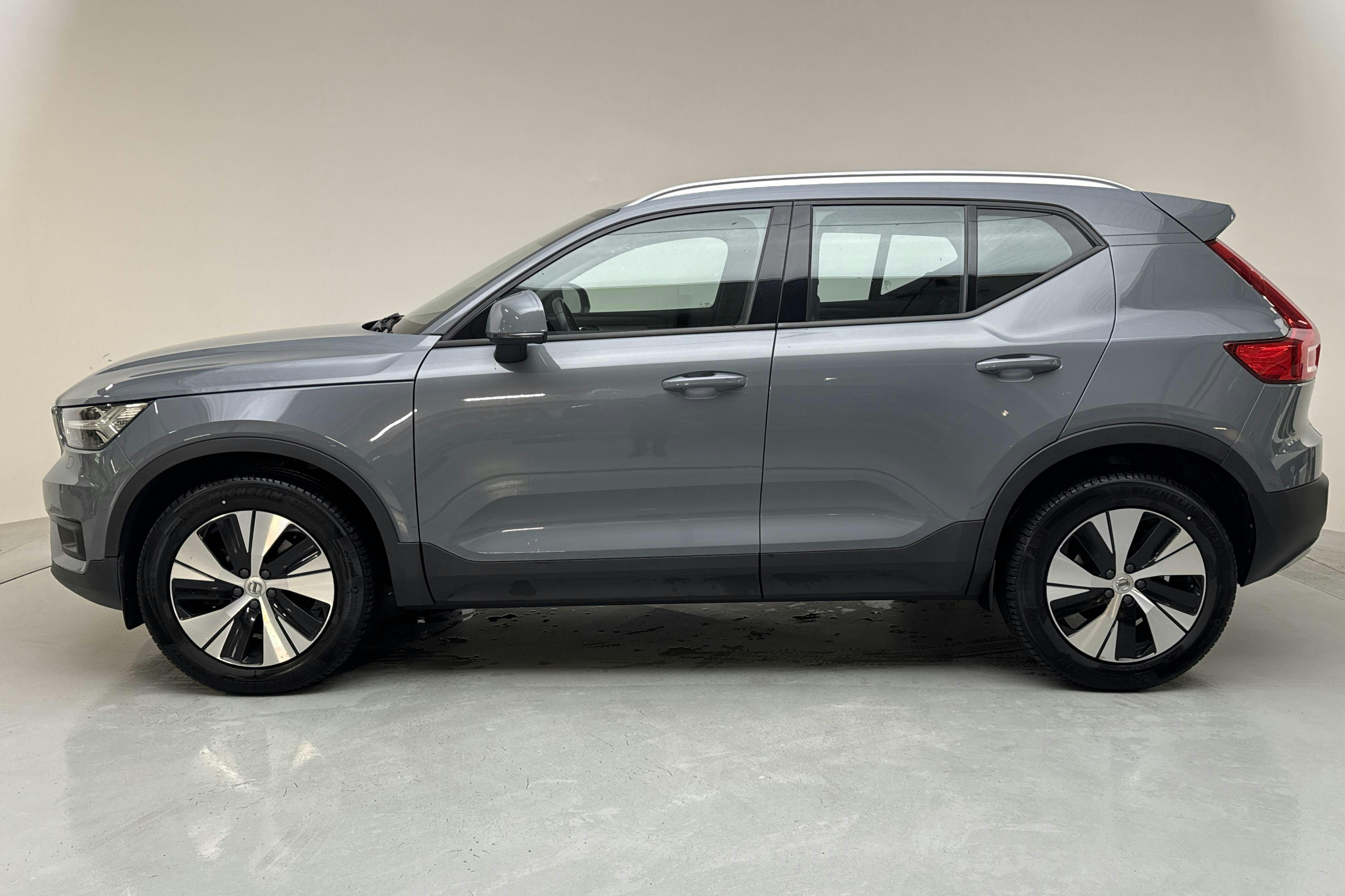 Presentationsfoto 2 av 14: Volvo XC40 B4 2WD (197hk) - 6 915 mil - Automat - grå - 2021