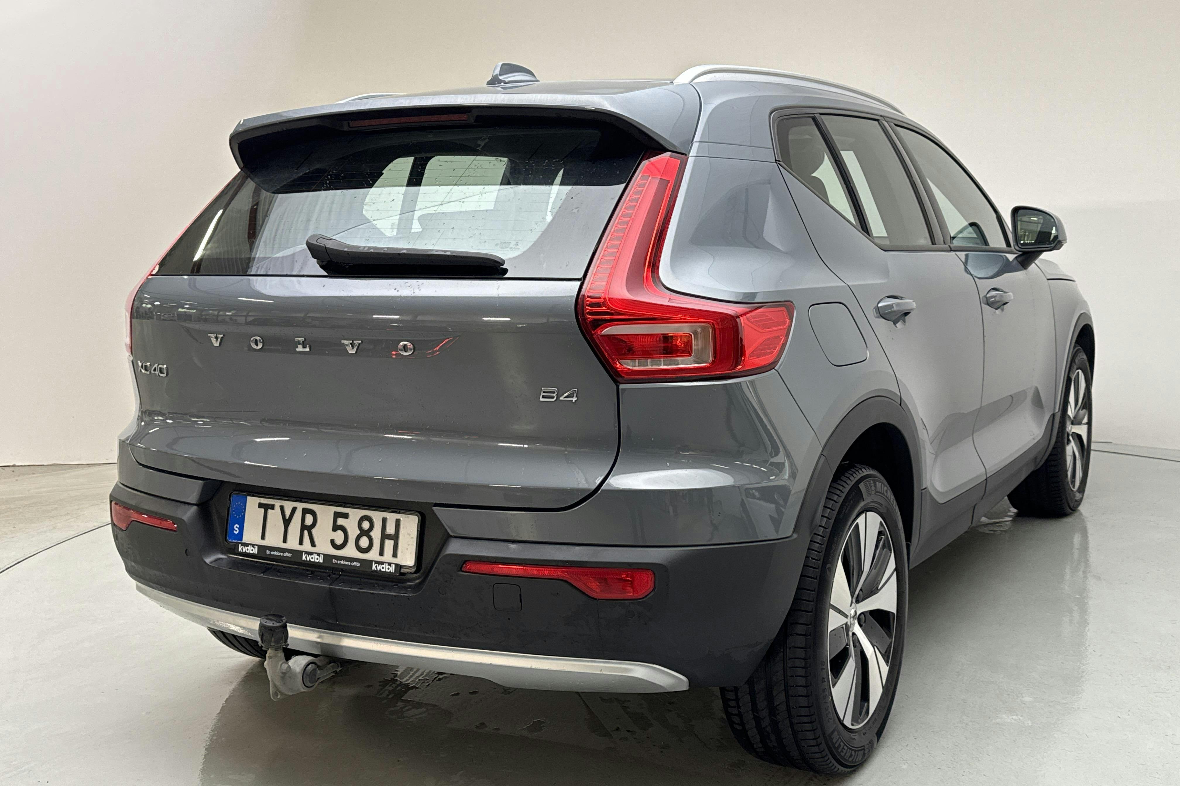 Volvo XC40 B4 2WD (197hk) - 6 915 mil - Automat - grå - 2021
