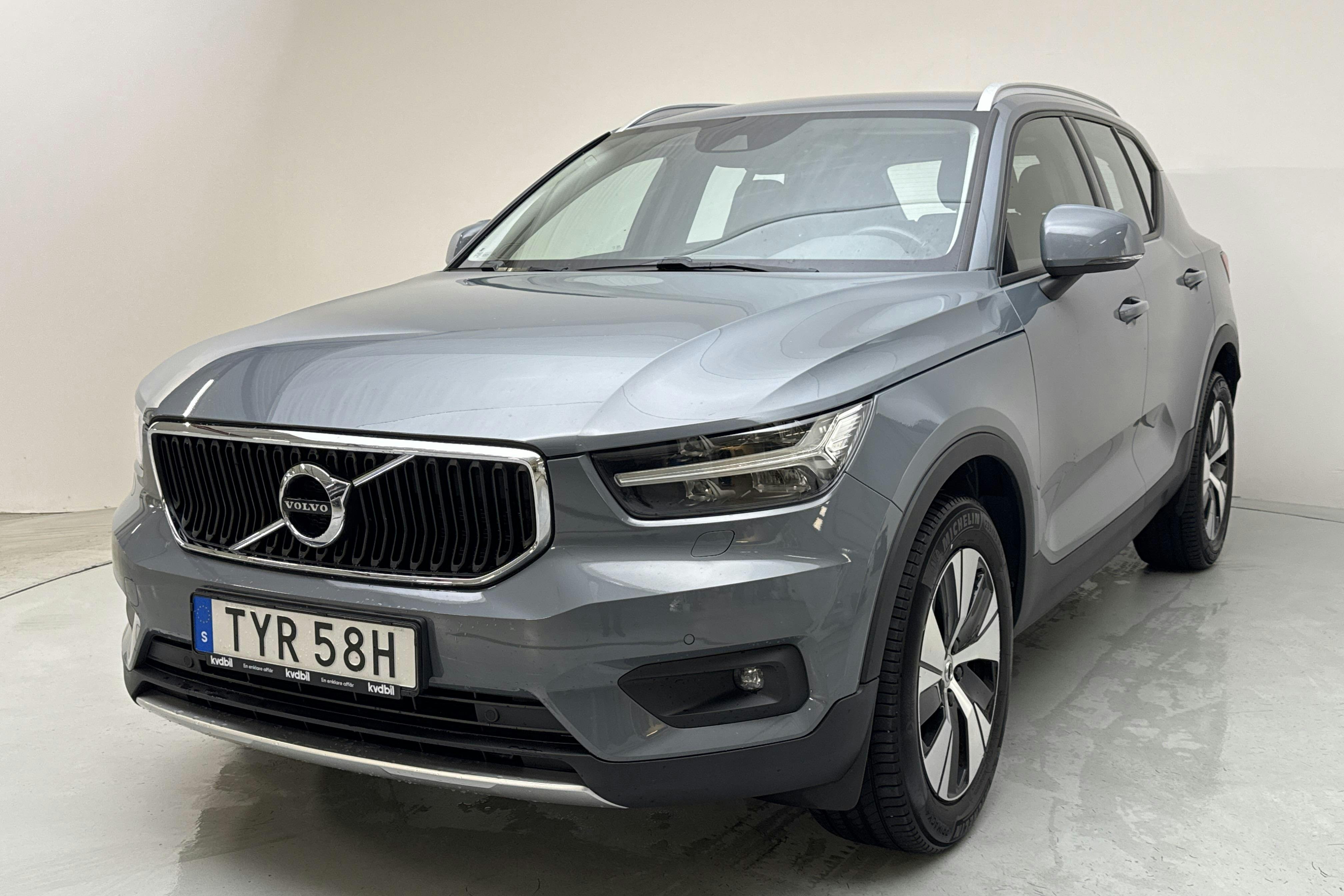 Volvo XC40 B4 2WD (197hk) - 6 915 mil - Automat - grå - 2021