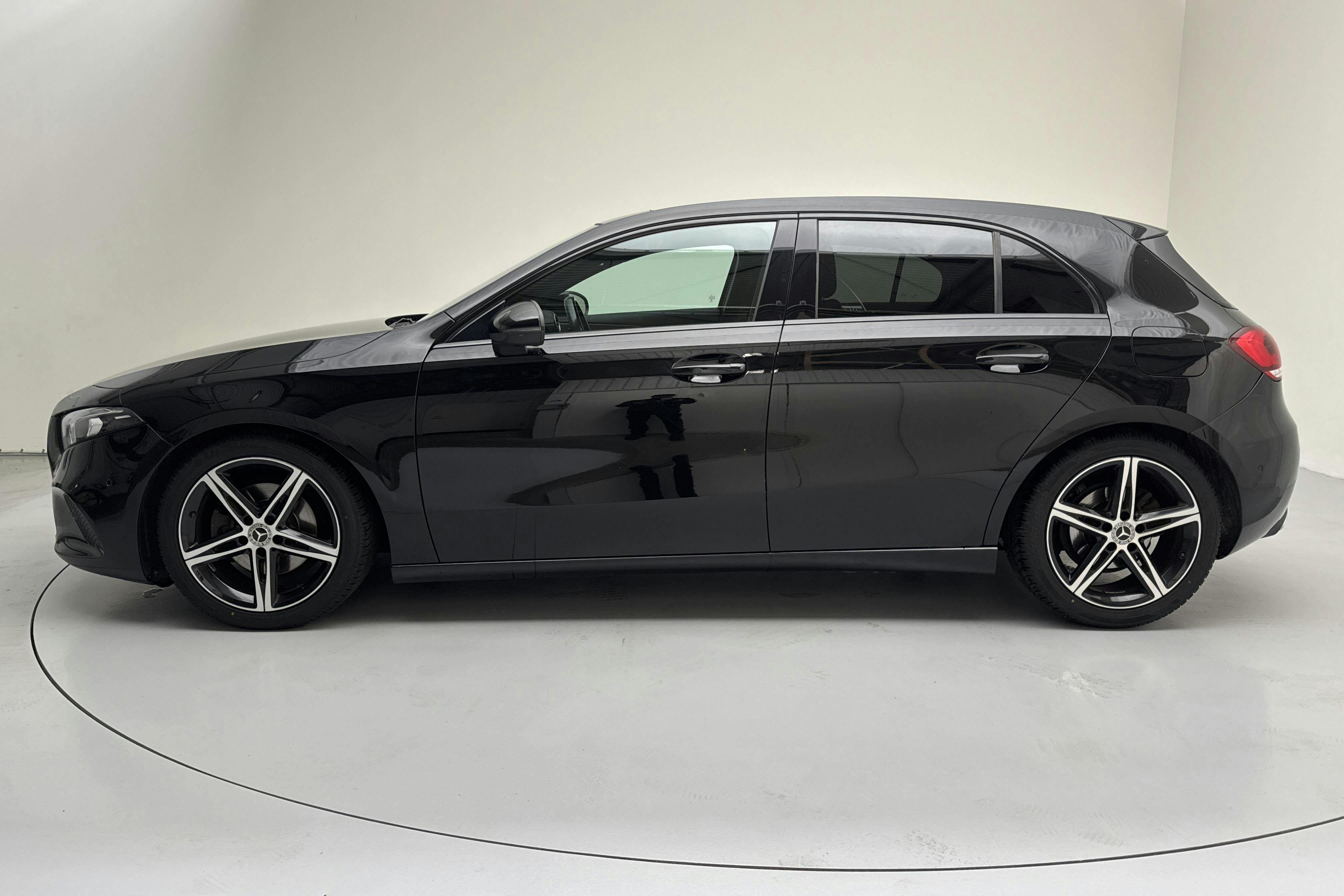 Presentation photo 2 of 14: Mercedes A 200 5dr W177 (163hk) - 105 580 km - Automatic - black - 2019