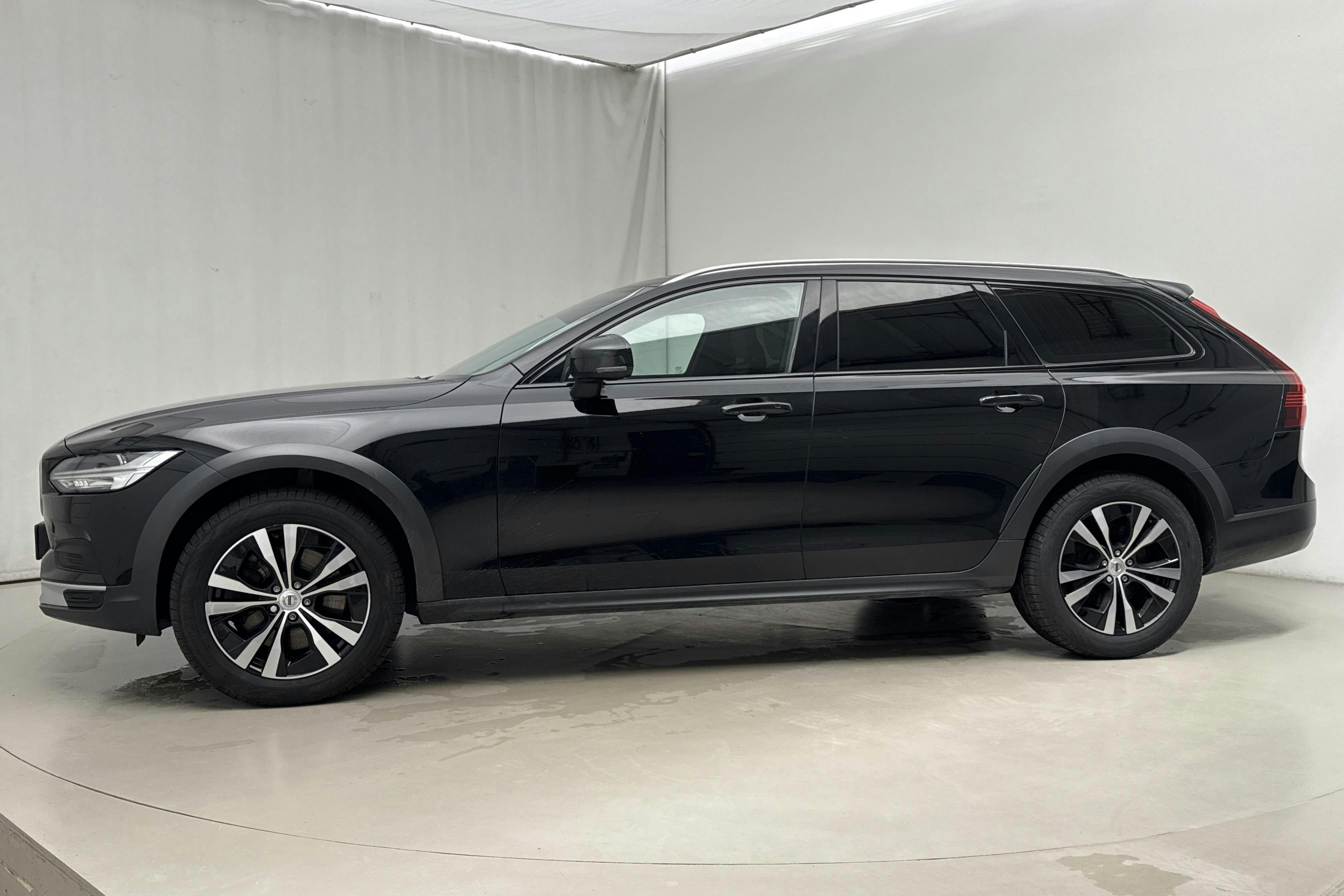 Esitlusfoto 2 aadressil 15: Volvo V90 B4 Cross Country AWD Mildhybrid, Diesel (197hk) - 127 040 km - Automaatne - must - 2022
