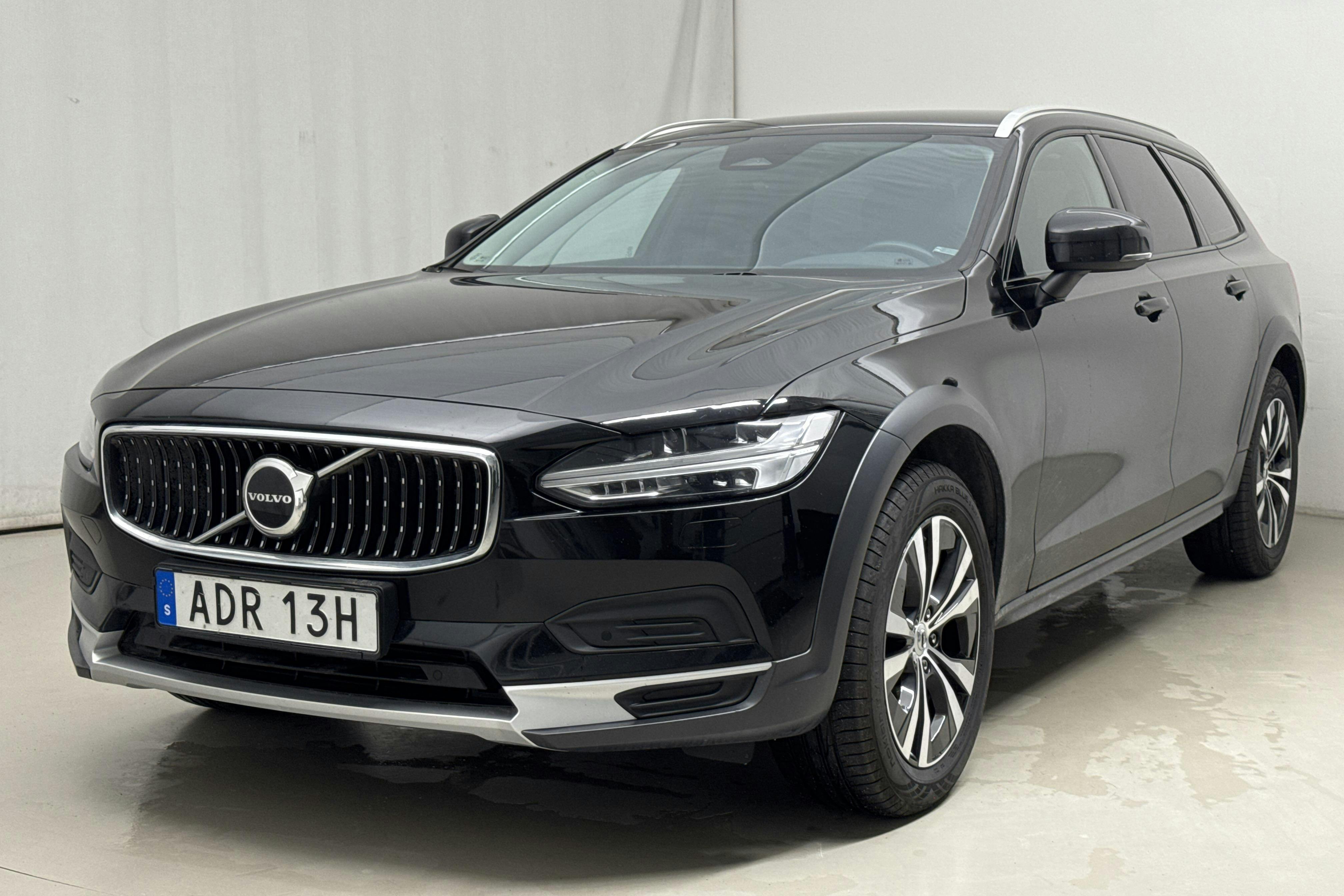 Esitlusfoto 1 aadressil 15: Volvo V90 B4 Cross Country AWD Mildhybrid, Diesel (197hk) - 127 040 km - Automaatne - must - 2022