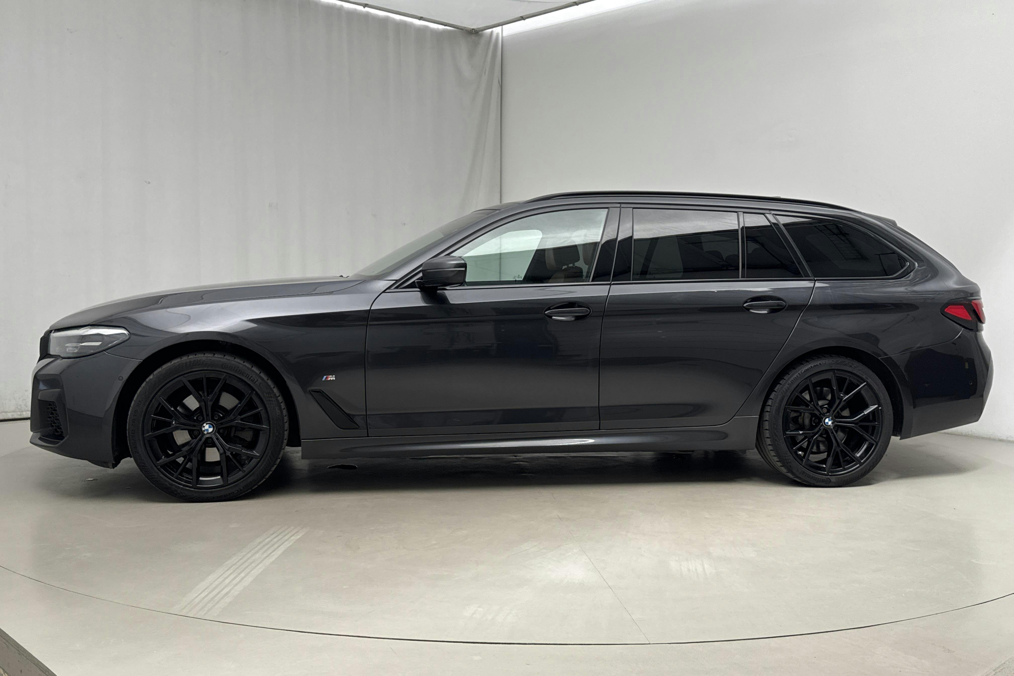 Presentation photo 2 of 26: BMW 520d xDrive Touring, G31 LCI (190hk+11hk) - 205 210 km - Automatic - gray - 2022