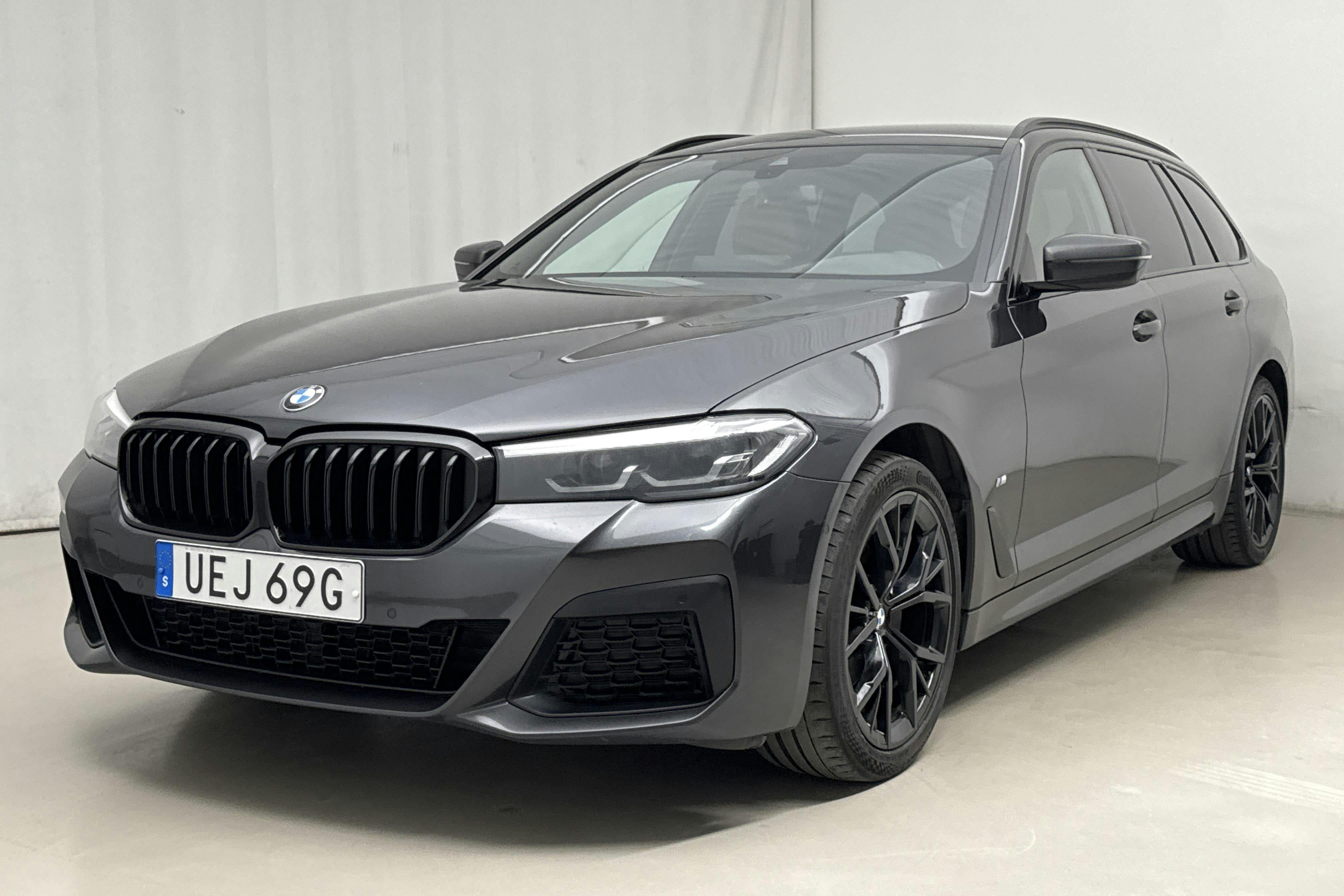 Presentation photo 1 of 26: BMW 520d xDrive Touring, G31 LCI (190hk+11hk) - 205 210 km - Automatic - gray - 2022