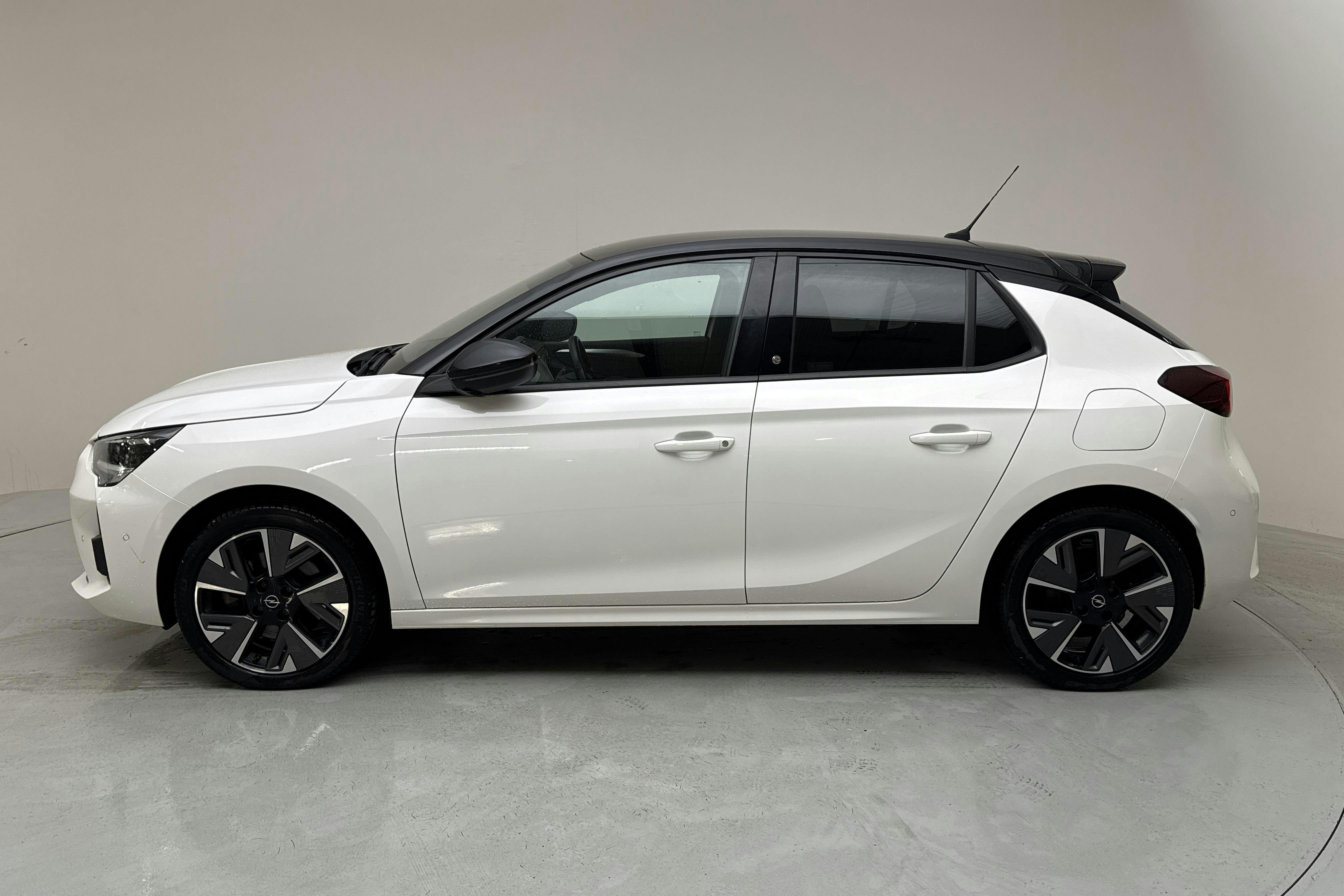 Presentationsfoto 2 av 13: Opel Corsa-e 50 kWh 5dr (136hk) - 5 679 mil - Automat - vit - 2022