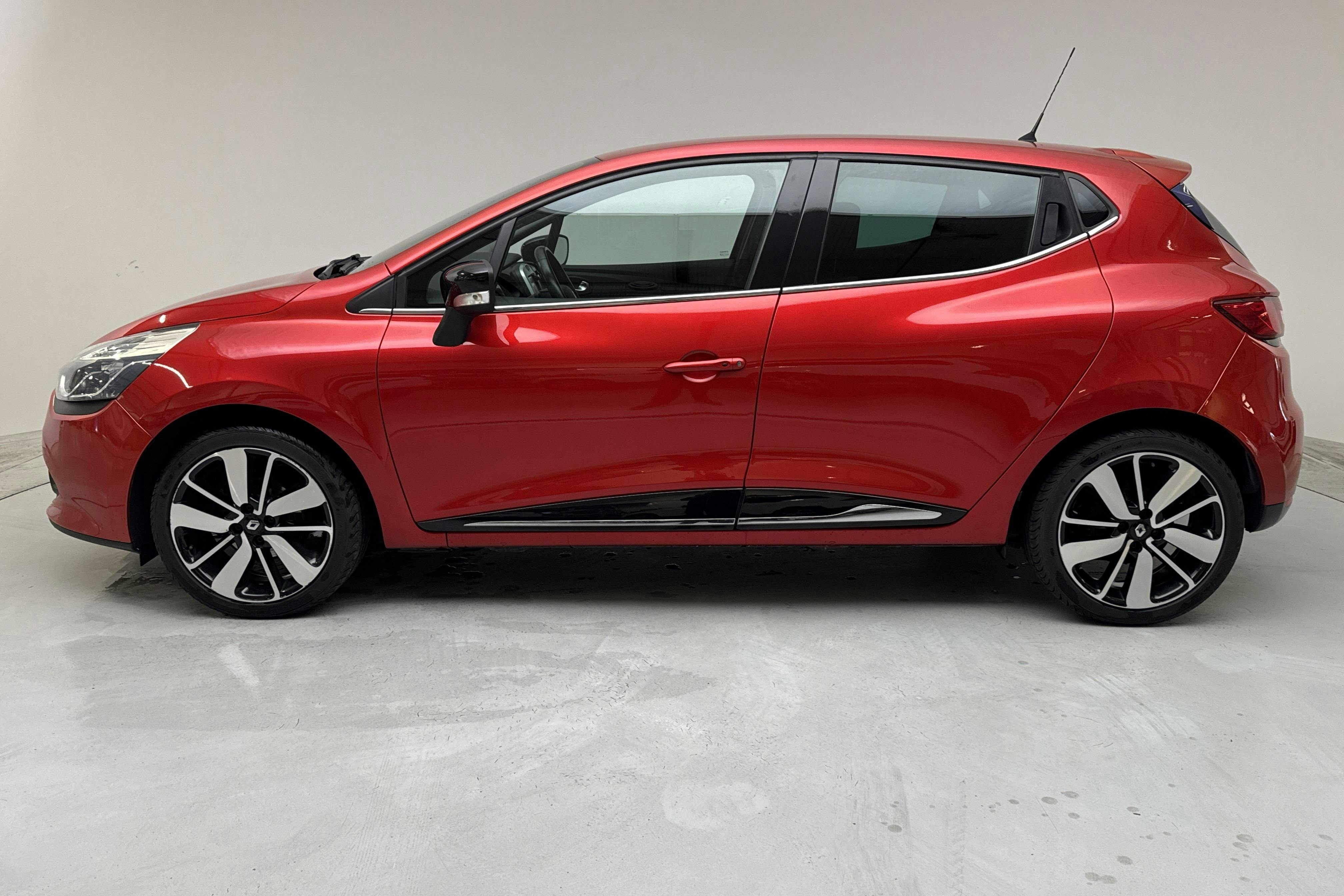 Presentation photo 2 of 12: Renault Clio IV 0.9 TCe 90 5dr (90hk) - 84 780 km - Manual - red - 2016
