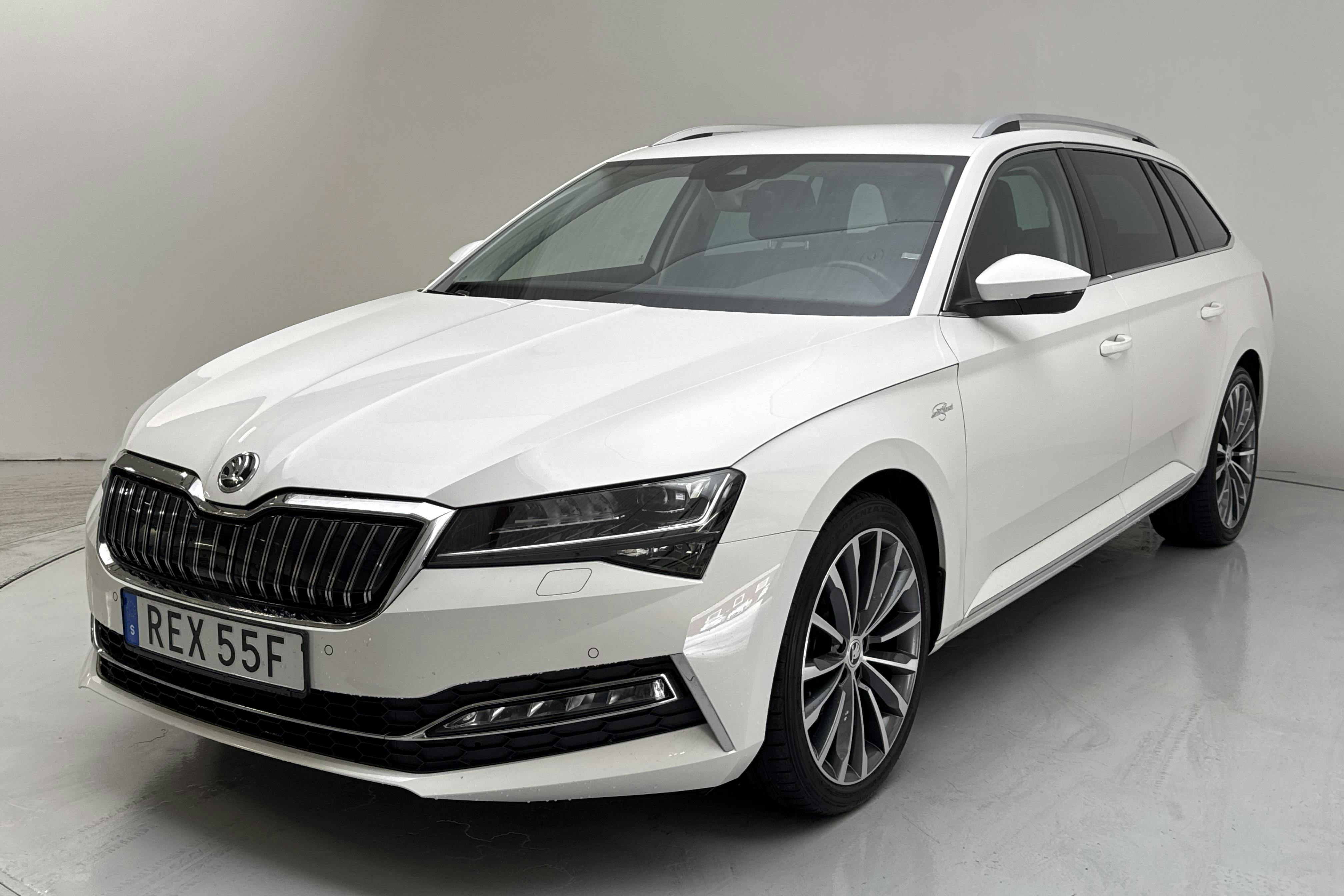 Skoda Superb 1.4 TSI PHEV Kombi (218hk) - 10 900 mil - Automat - vit - 2021