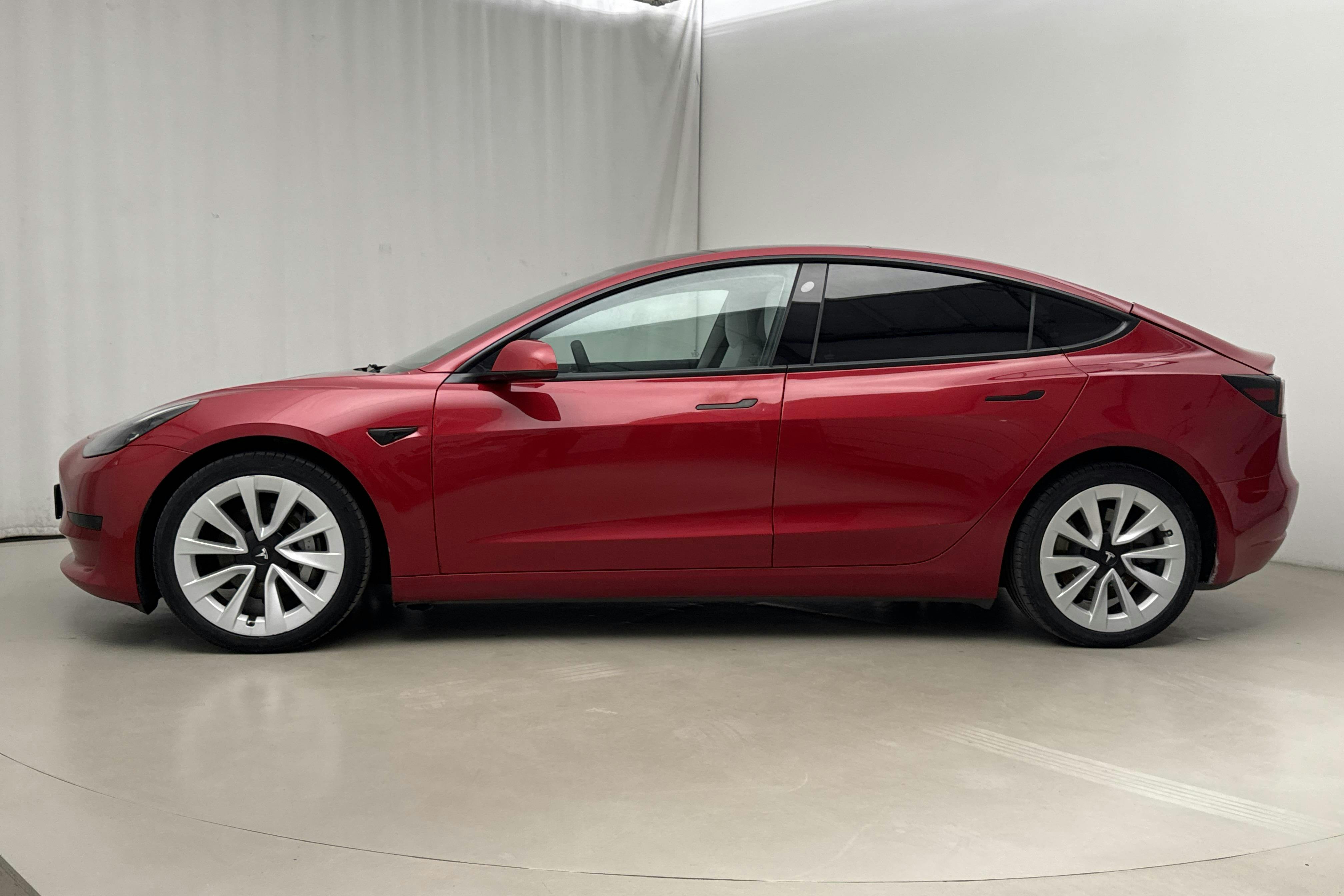 Presentationsfoto 2 av 19: Tesla Model 3 Standard Range RWD - 18 170 mil - Automat - röd - 2021
