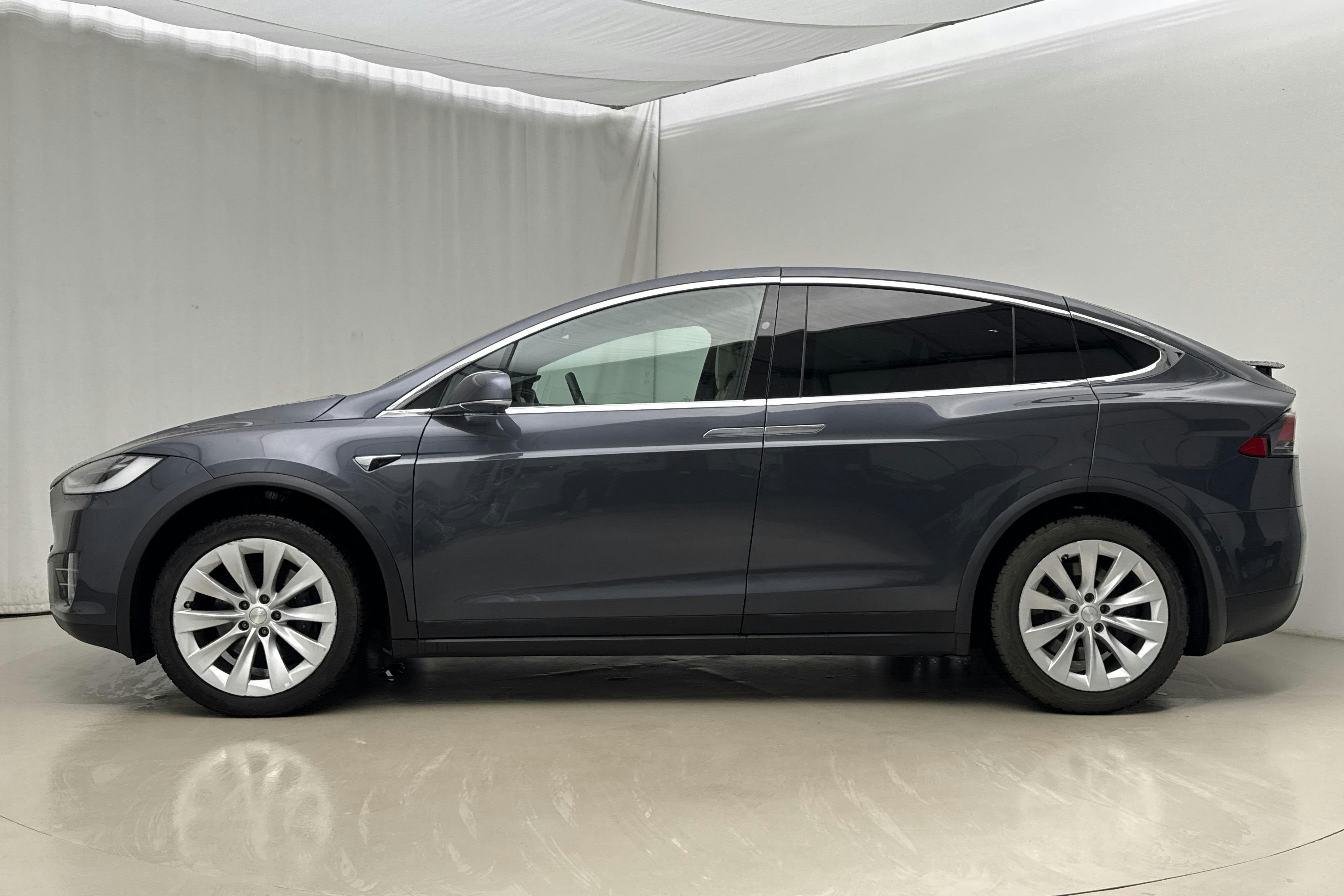 Presentationsfoto 2 av 22: Tesla Model X Dual Motor Long Range AWD - 5 432 mil - Automat - grå - 2020
