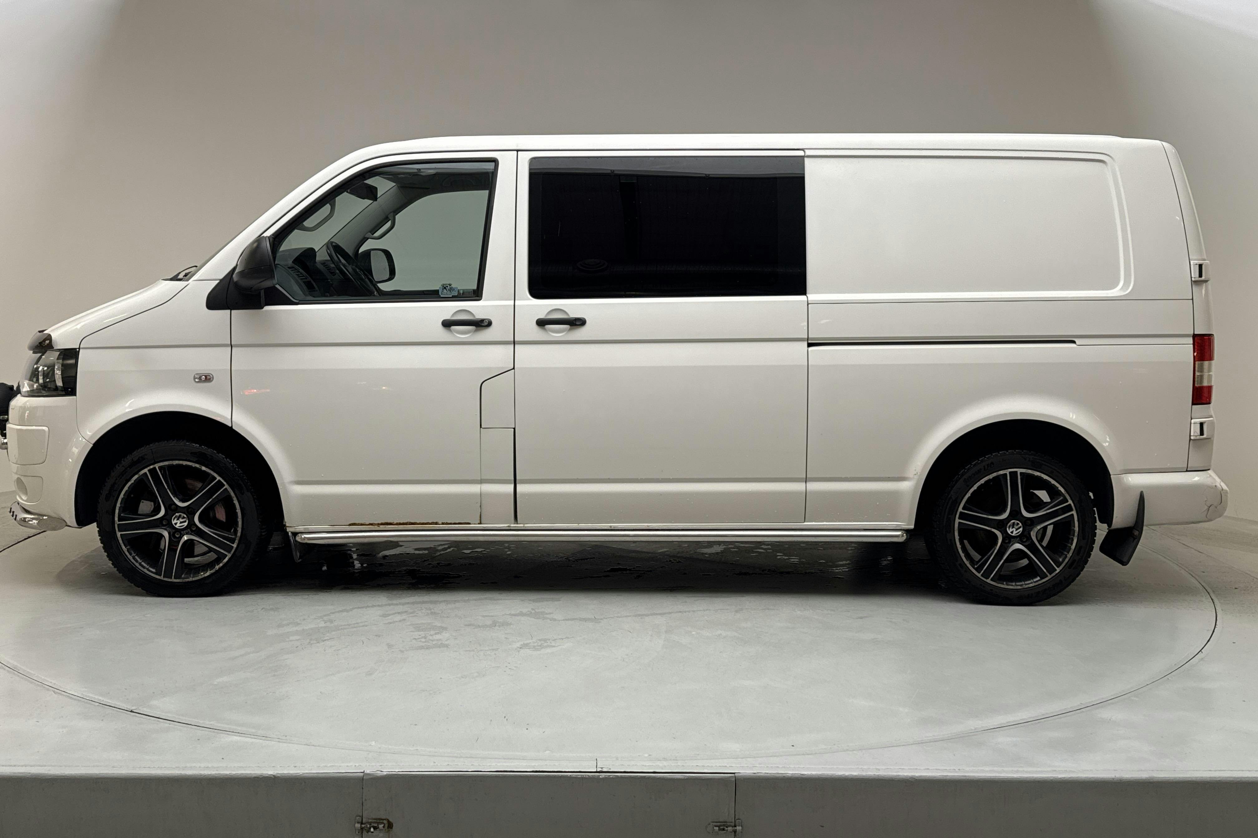 Presentationsfoto 2 av 12: VW Transporter Kombi T5 2.0 TDI 4MOTION (180hk) - 16 754 mil - Automat - vit - 2010