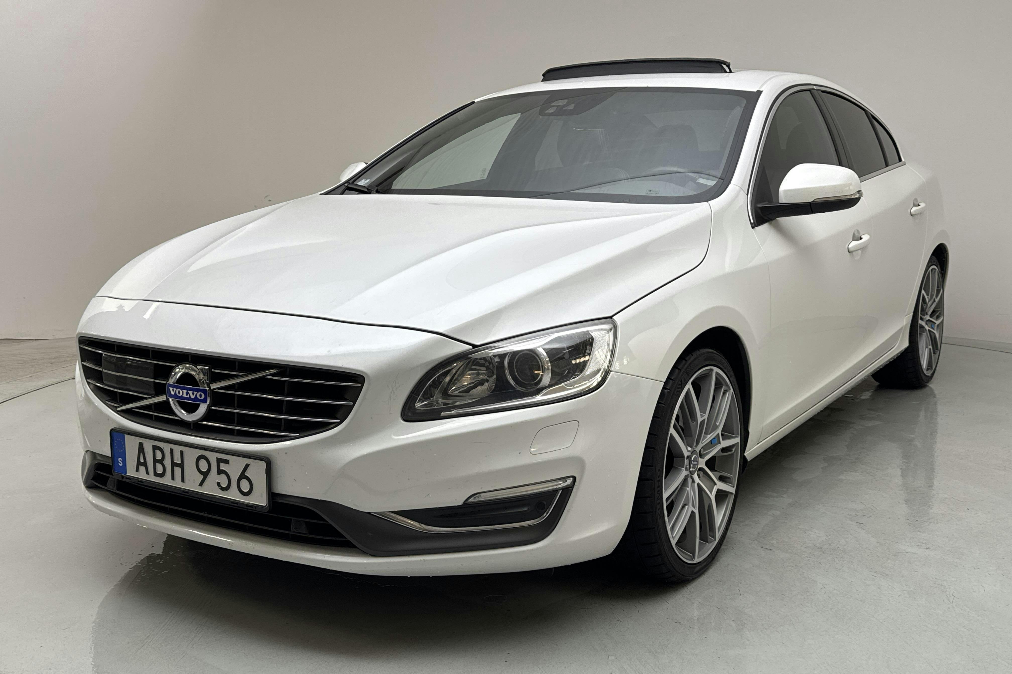 Volvo S60 T6 AWD (304hk) - 149 000 km - Automatic - white - 2015