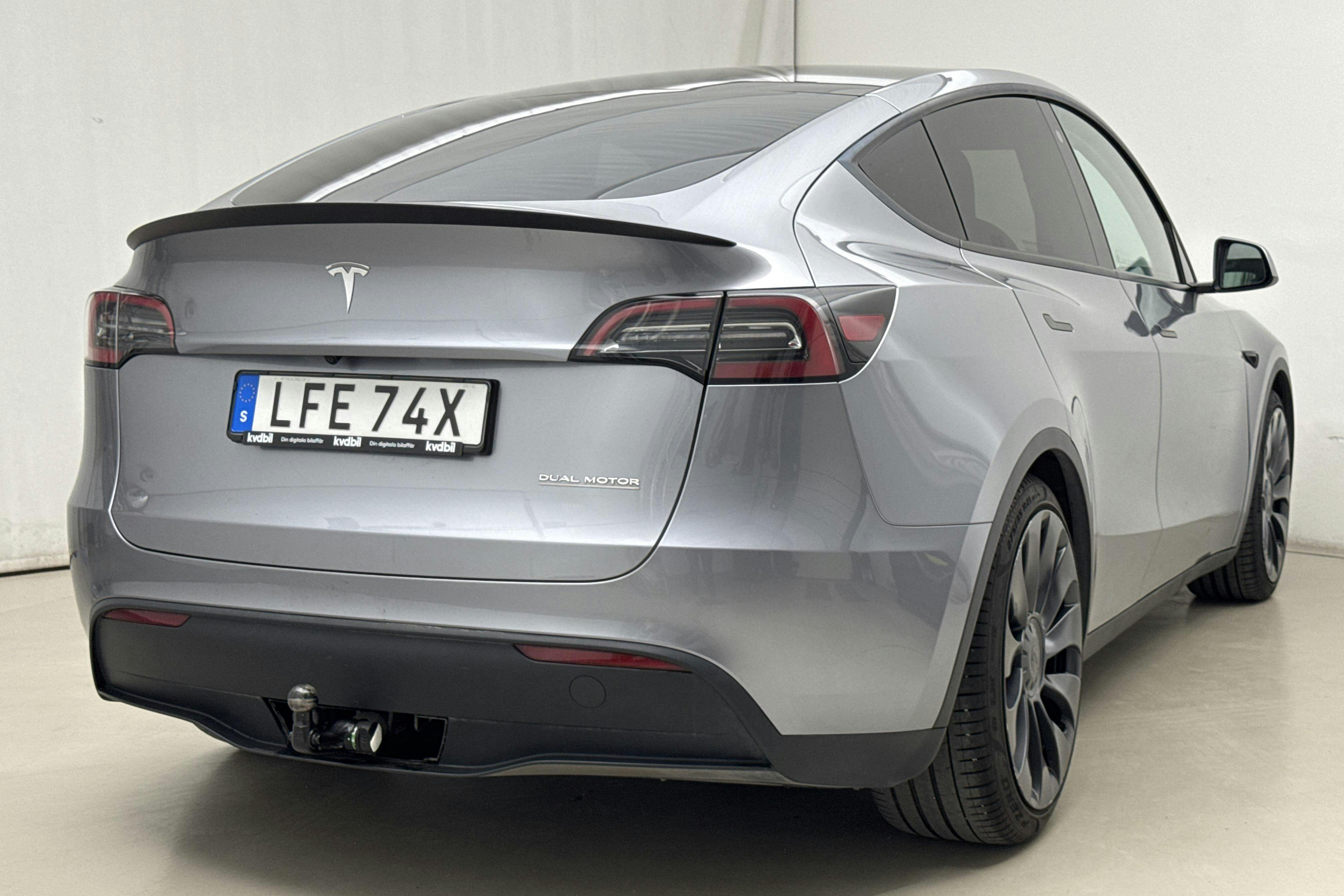 Tesla Model Y Performance Dual Motor AWD - 4 252 mil - Automat - grå - 2024