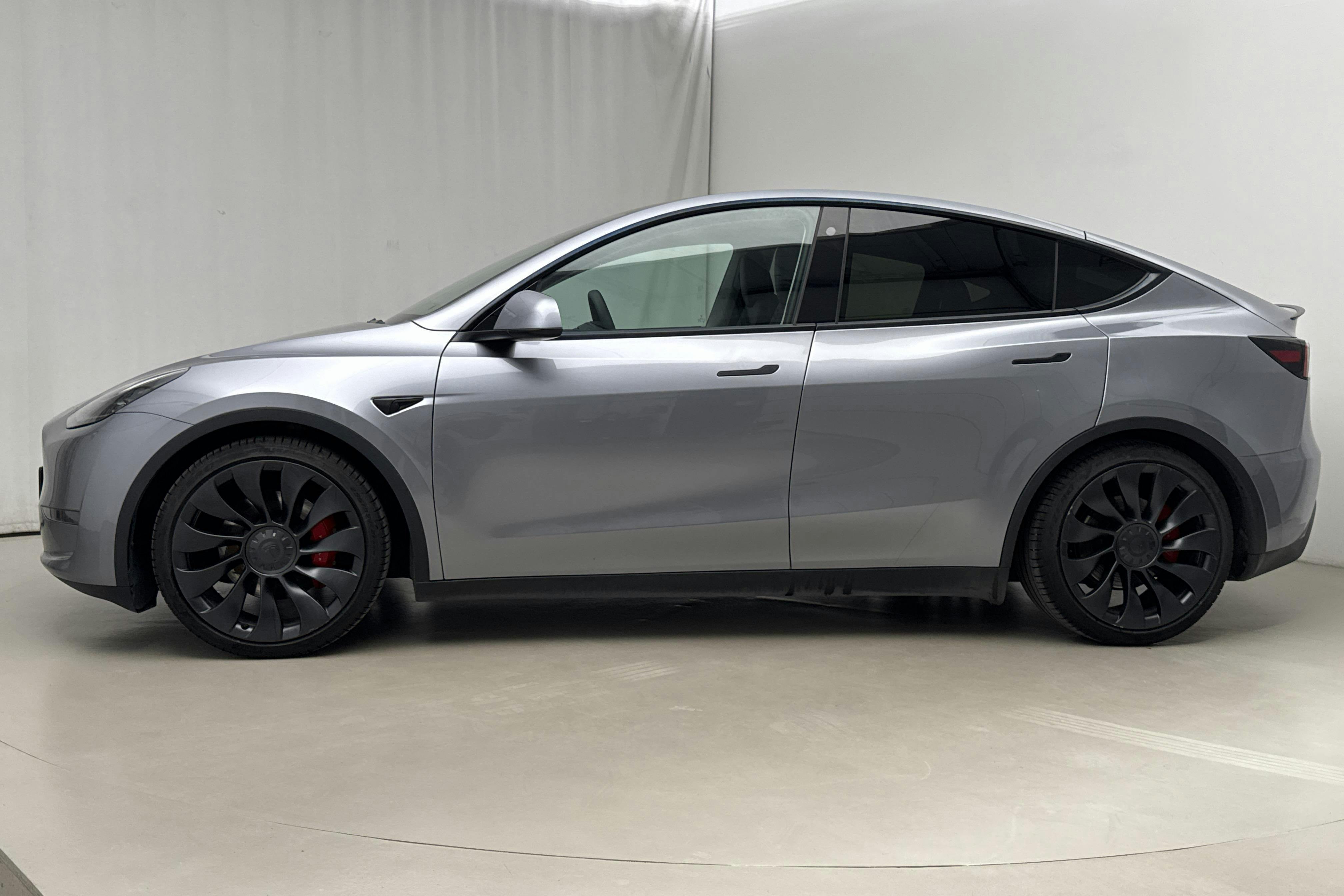 Presentationsfoto 2 av 20: Tesla Model Y Performance Dual Motor AWD - 4 252 mil - Automat - grå - 2024