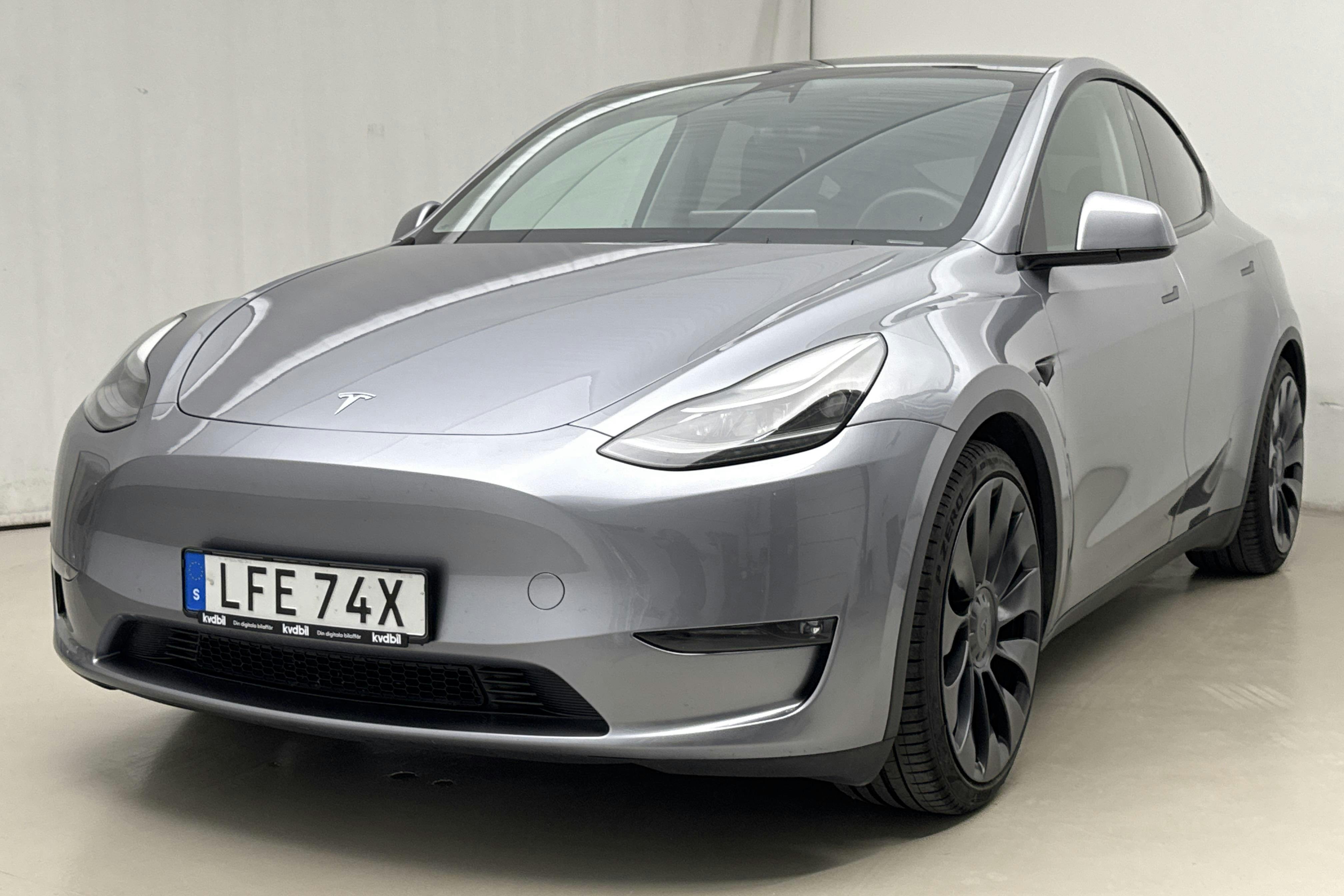 Tesla Model Y Performance Dual Motor AWD - 4 252 mil - Automat - grå - 2024