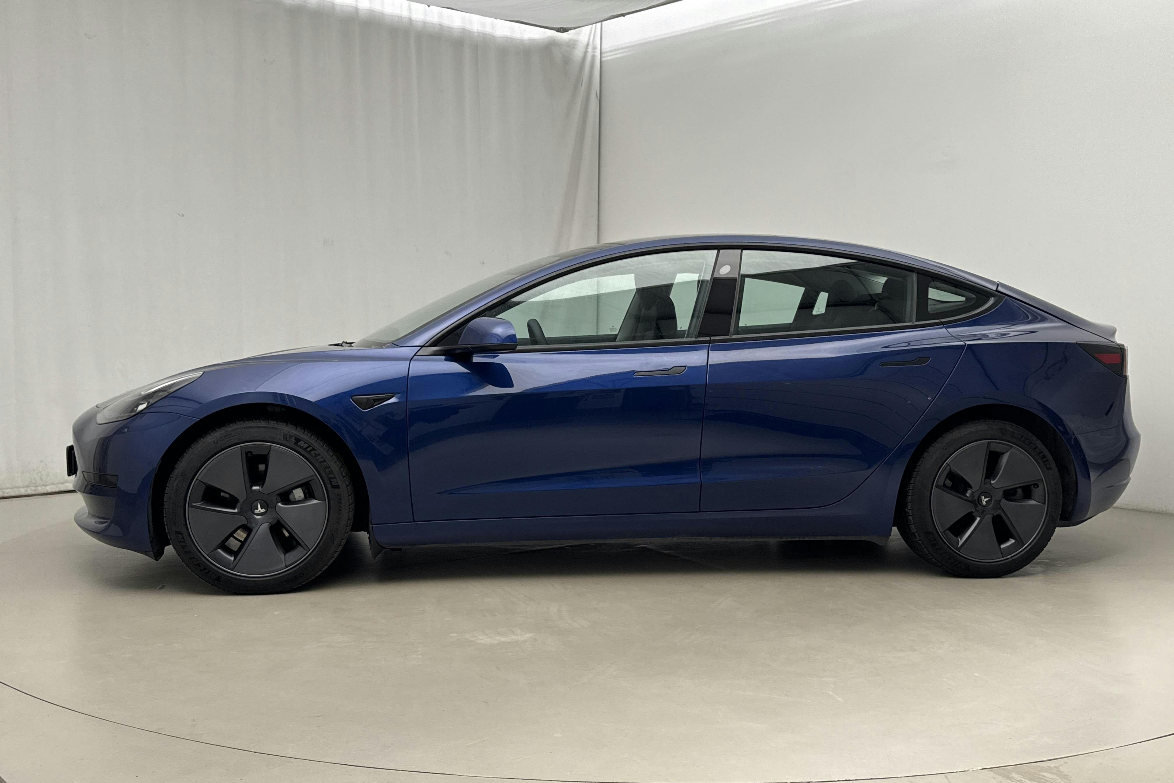 Presentationsfoto 2 av 21: Tesla Model 3 Standard Range RWD - 7 227 mil - Automat - blå - 2021