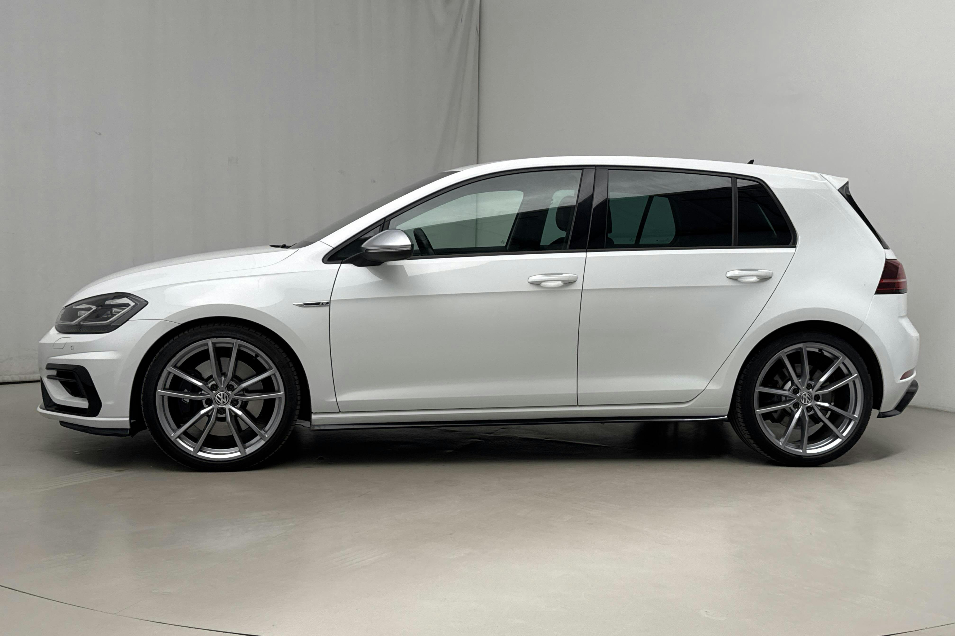 Esitlusfoto 2 aadressil 21: VW Golf VII R 5dr 4MOTION (310hk) - 101 780 km - Automaatne - valge - 2017