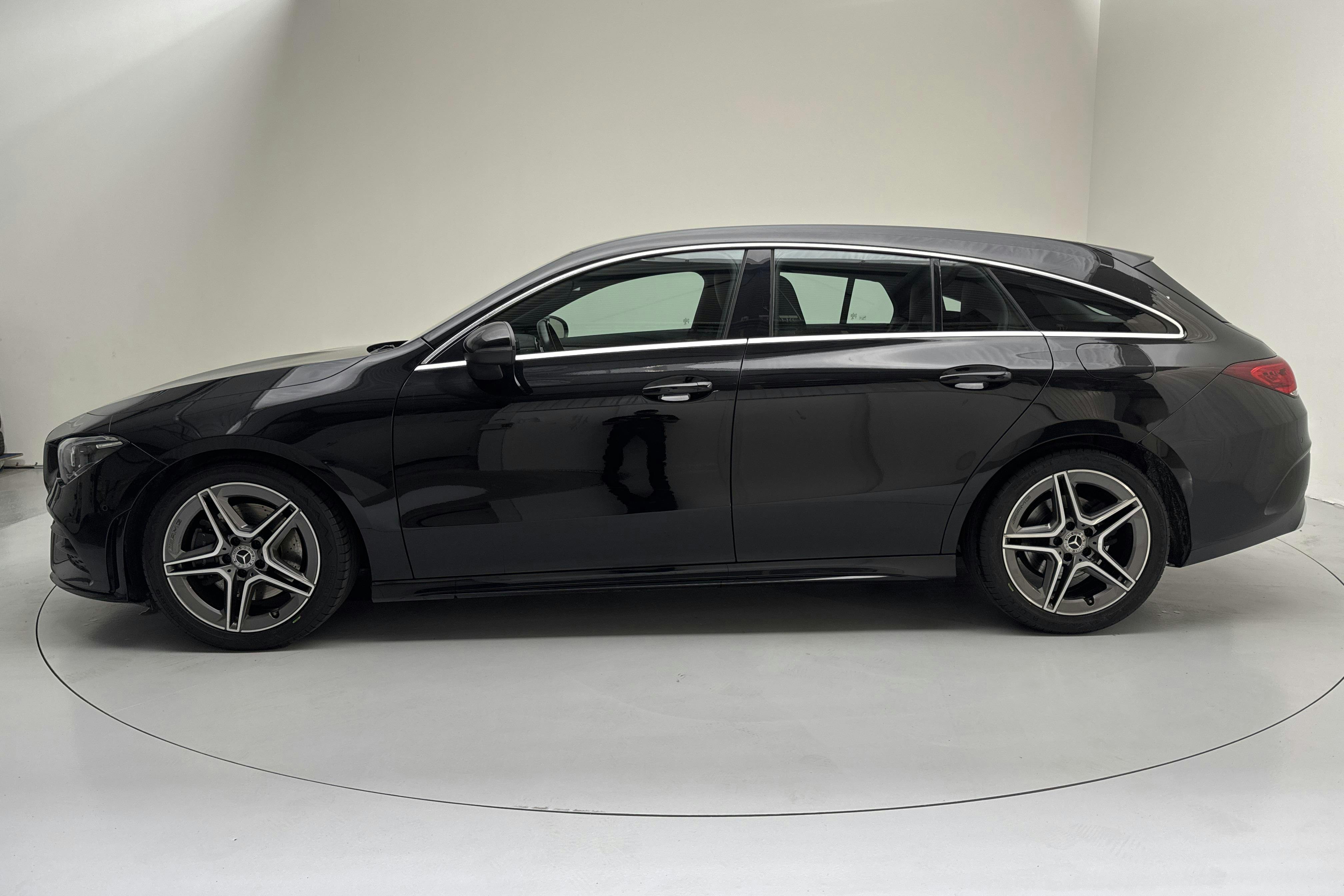 Presentation photo 2 of 15: Mercedes CLA 200 Shooting Brake X118 (163hk) - 95 200 km - Automatic - black - 2021