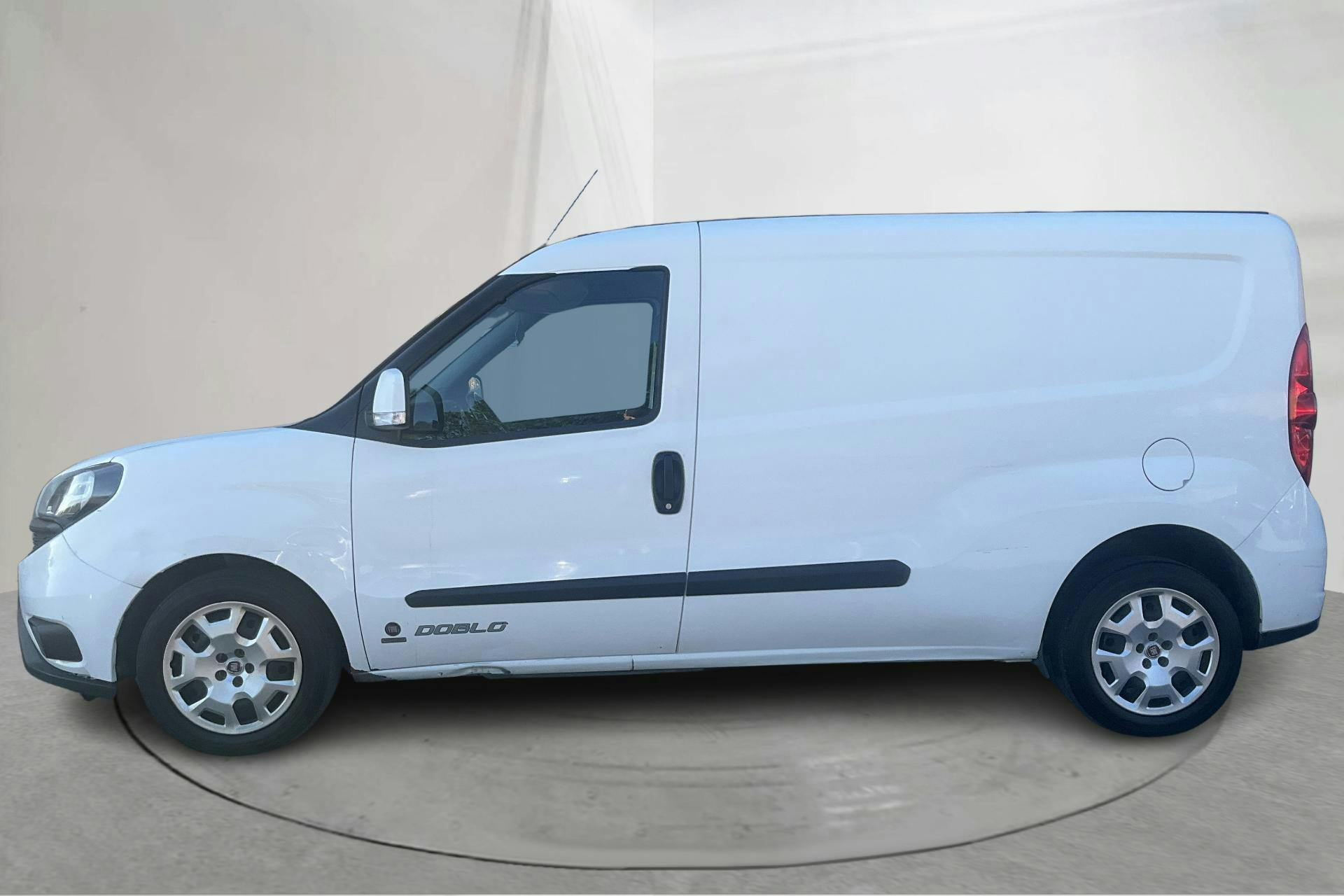 Presentationsfoto 2 av 12: Fiat Doblo Cargo 1.6 MJT (105hk) - 15 586 mil - Manuell - vit - 2020