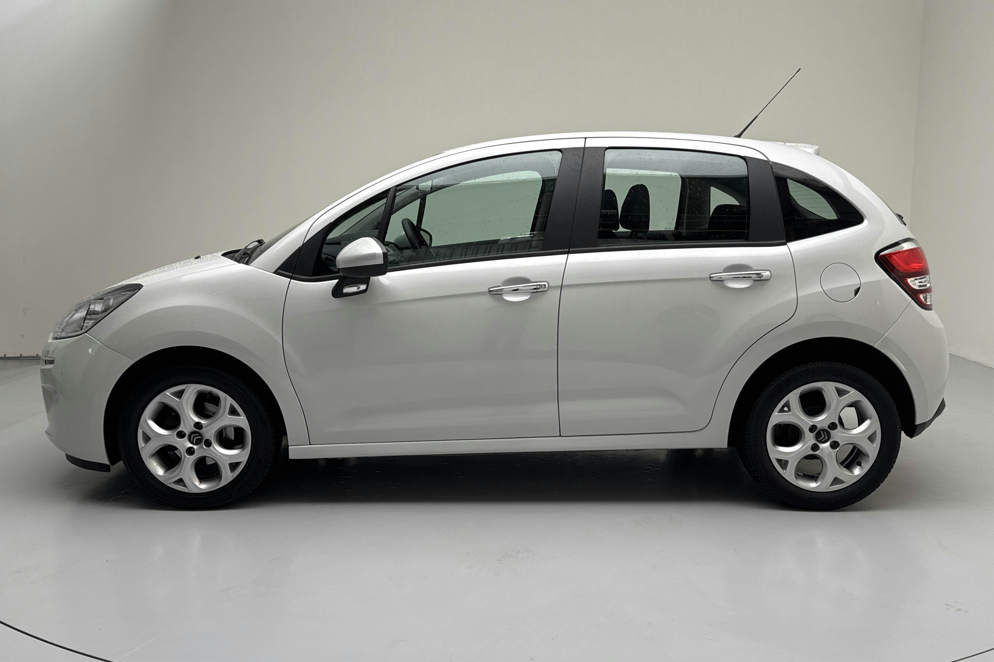 Esitlusfoto 2 aadressil 12: Citroën C3 1.2 VTi (82hk) - 68 230 km - Käsitsi - valge - 2015