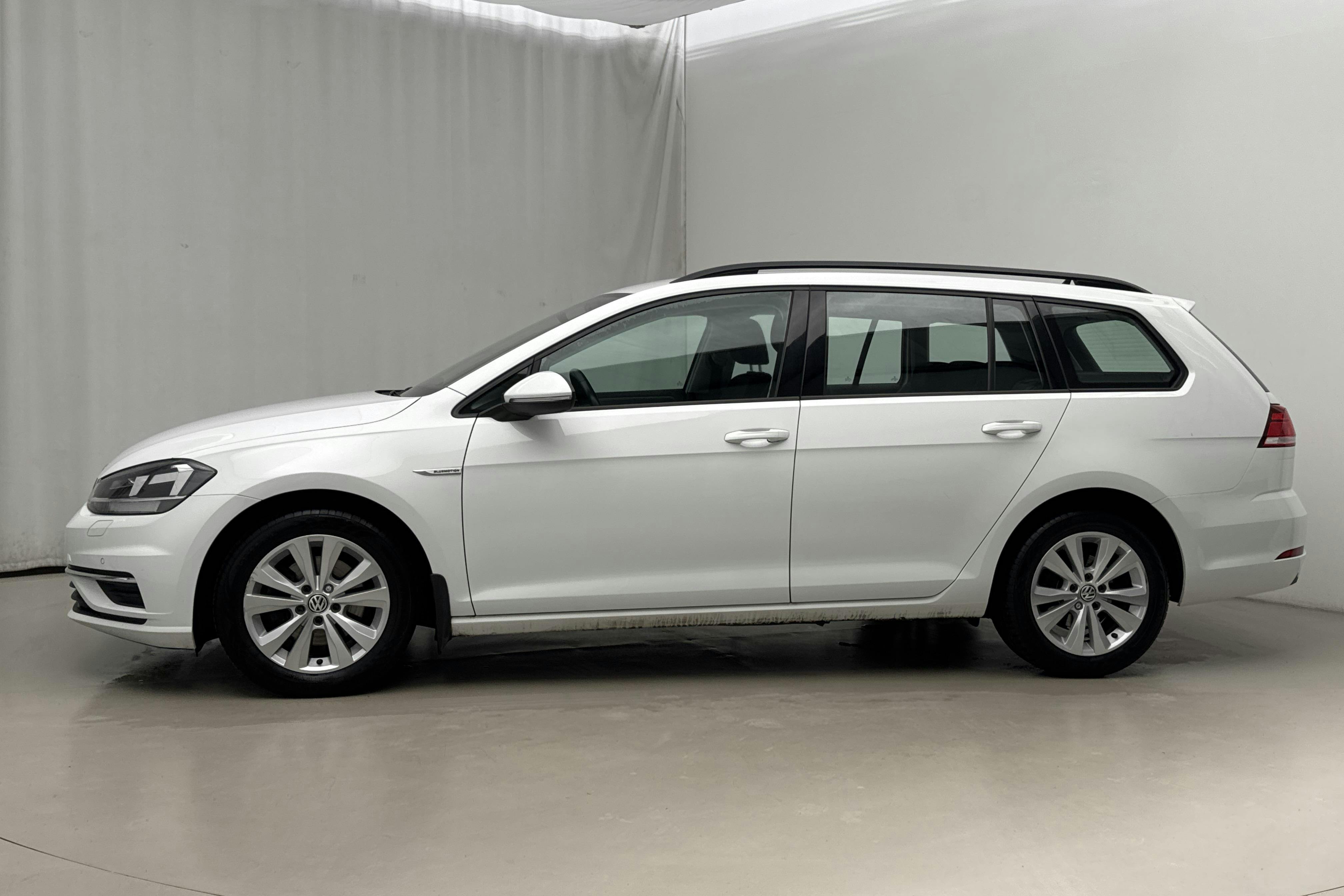 Esitlusfoto 2 aadressil 14: VW Golf VII 1.5 TGI Sportscombi (130hk) - 61 230 km - Automaatne - valge - 2020