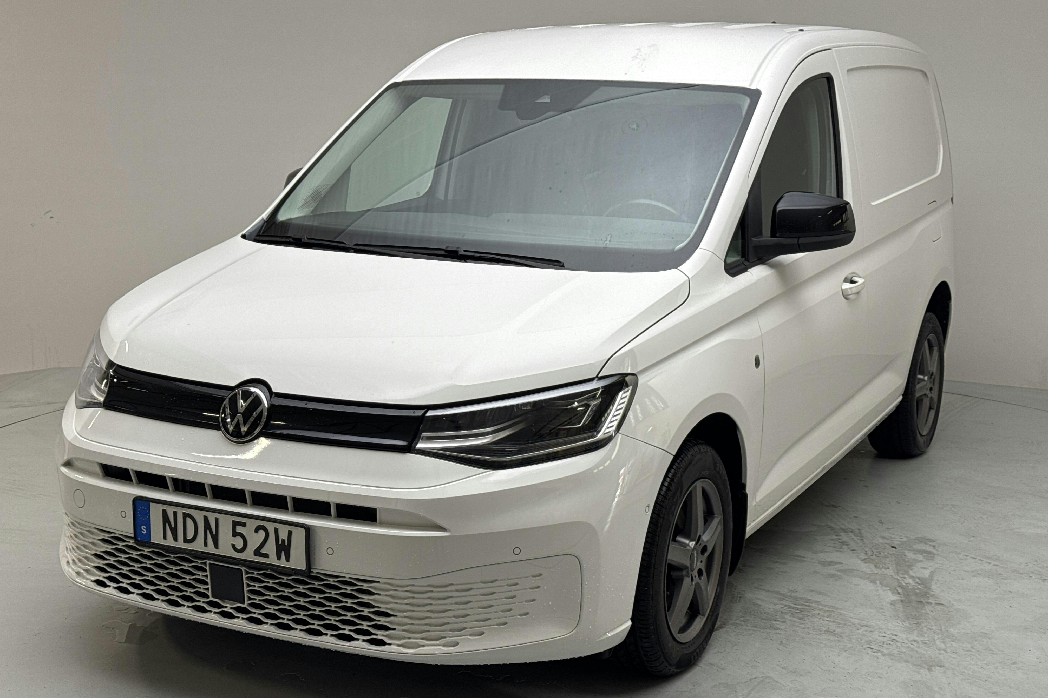 Presentationsfoto 1 av 12: VW Caddy Cargo 2.0 TDI Skåp (122hk) - 10 394 mil - Automat - vit - 2021